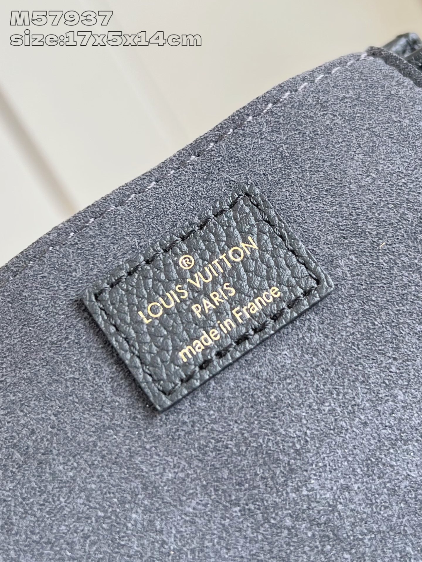 【顶级原单 M57937黑丝印 】本款 Petit Sac Plat 手袋选用 Monogram 帆布重