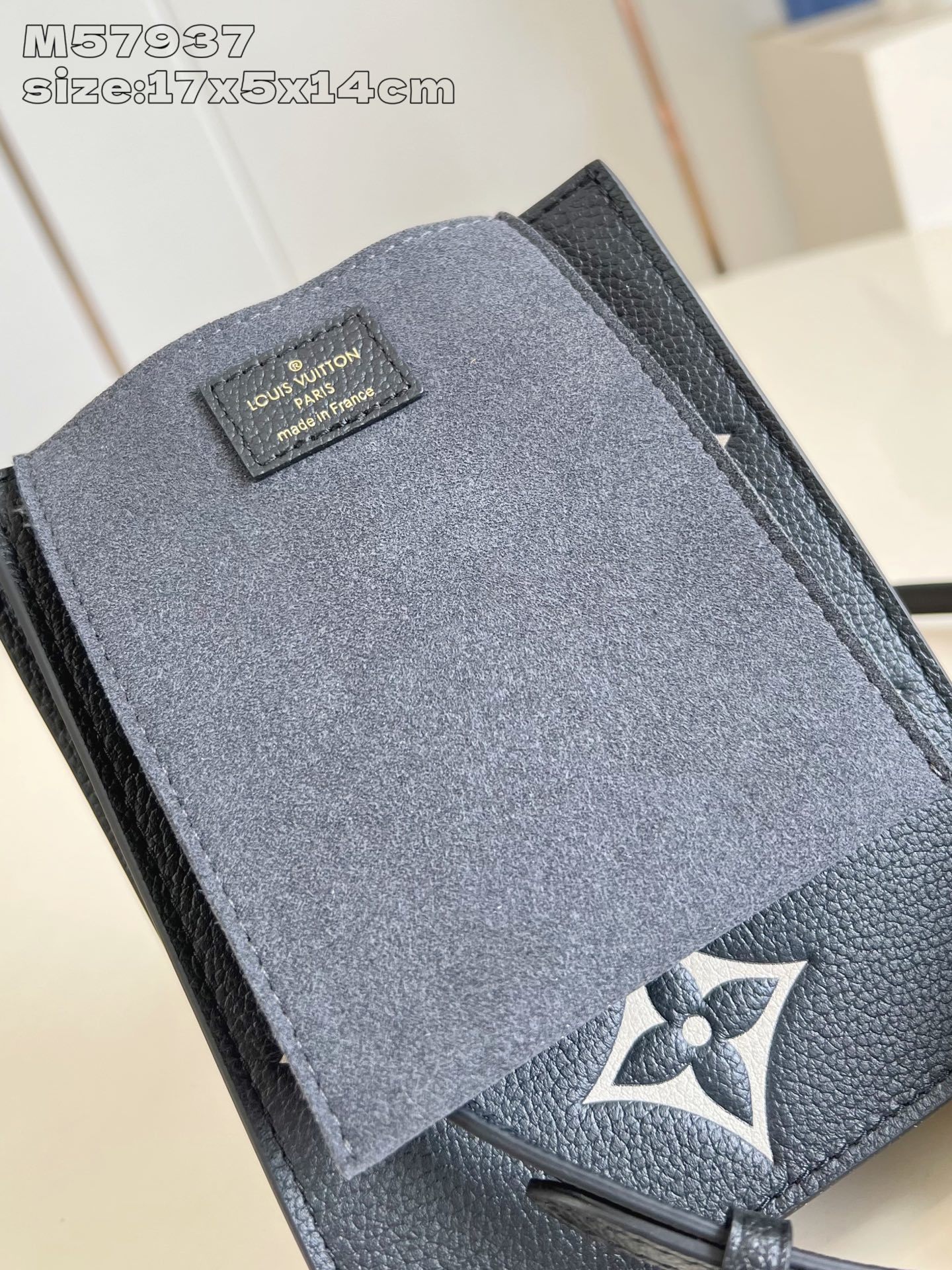 【顶级原单 M57937黑丝印 】本款 Petit Sac Plat 手袋选用 Monogram 帆布重