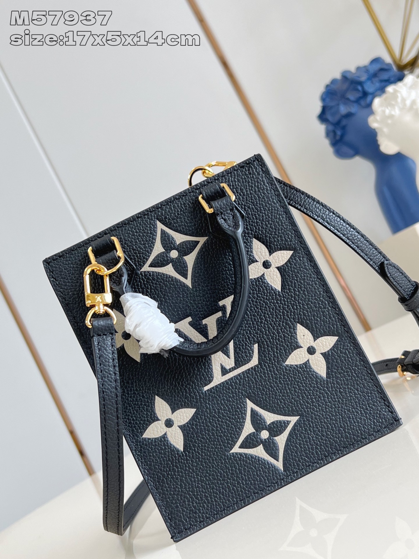 【顶级原单 M57937黑丝印 】本款 Petit Sac Plat 手袋选用 Monogram 帆布重