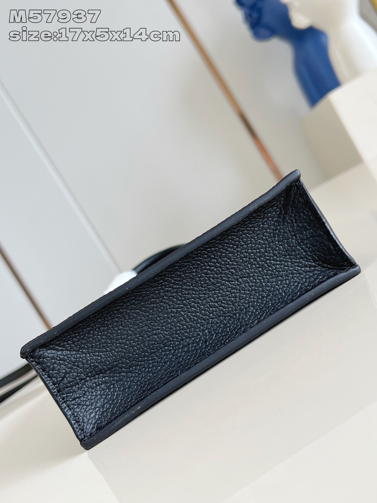 【顶级原单 M57937黑压花】本款 Petit Sac Plat 手袋选用 Monogram 帆布重绎