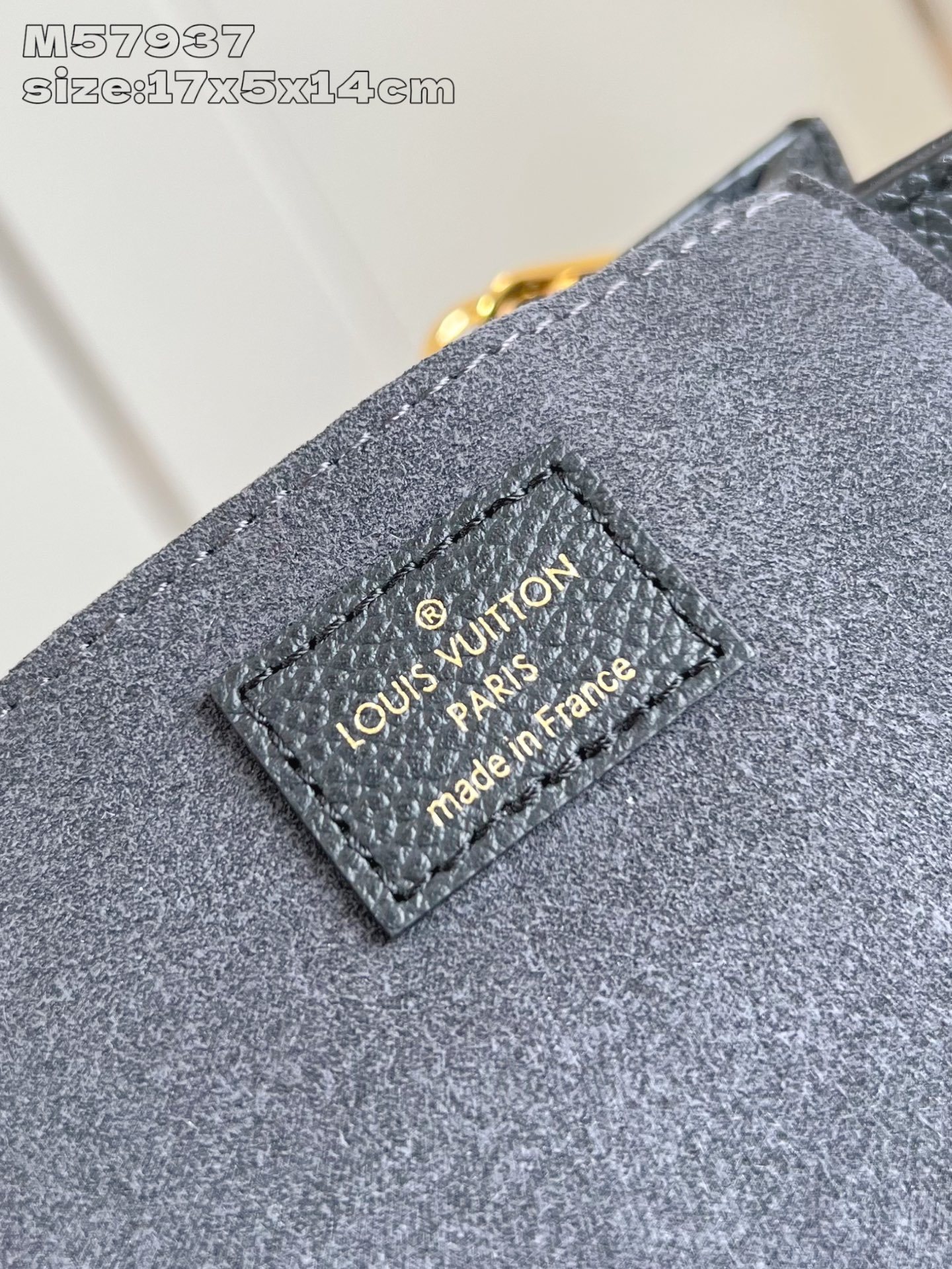 【顶级原单 M57937黑压花】本款 Petit Sac Plat 手袋选用 Monogram 帆布重绎
