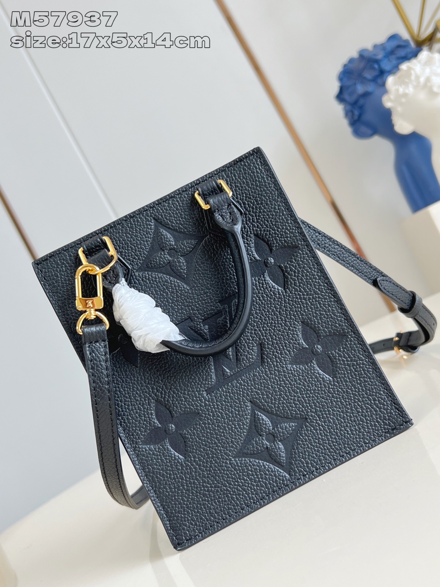 【顶级原单 M57937黑压花】本款 Petit Sac Plat 手袋选用 Monogram 帆布重绎