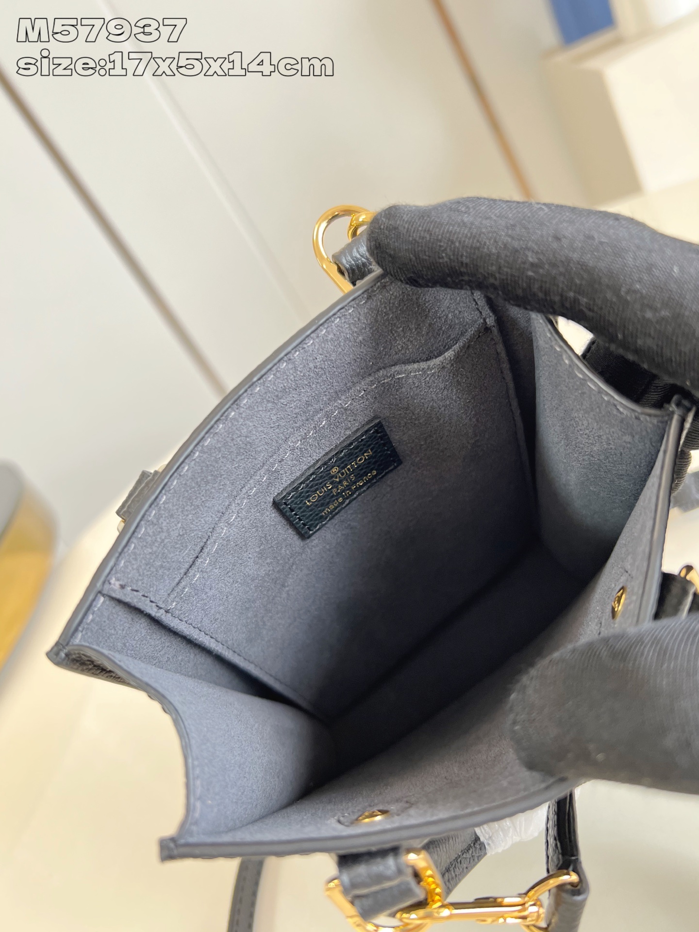 【顶级原单 M57937黑压花】本款 Petit Sac Plat 手袋选用 Monogram 帆布重绎