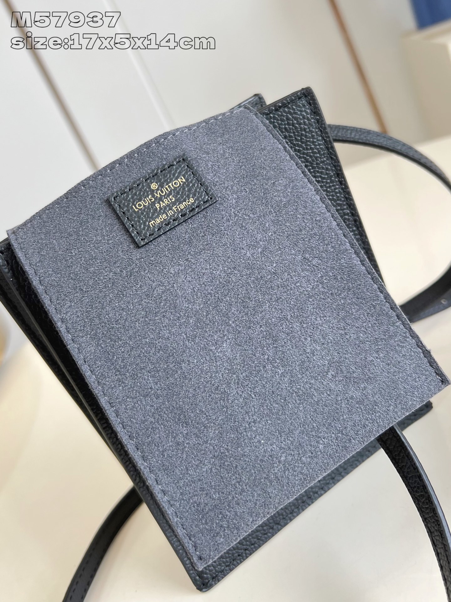【顶级原单 M57937黑压花】本款 Petit Sac Plat 手袋选用 Monogram 帆布重绎
