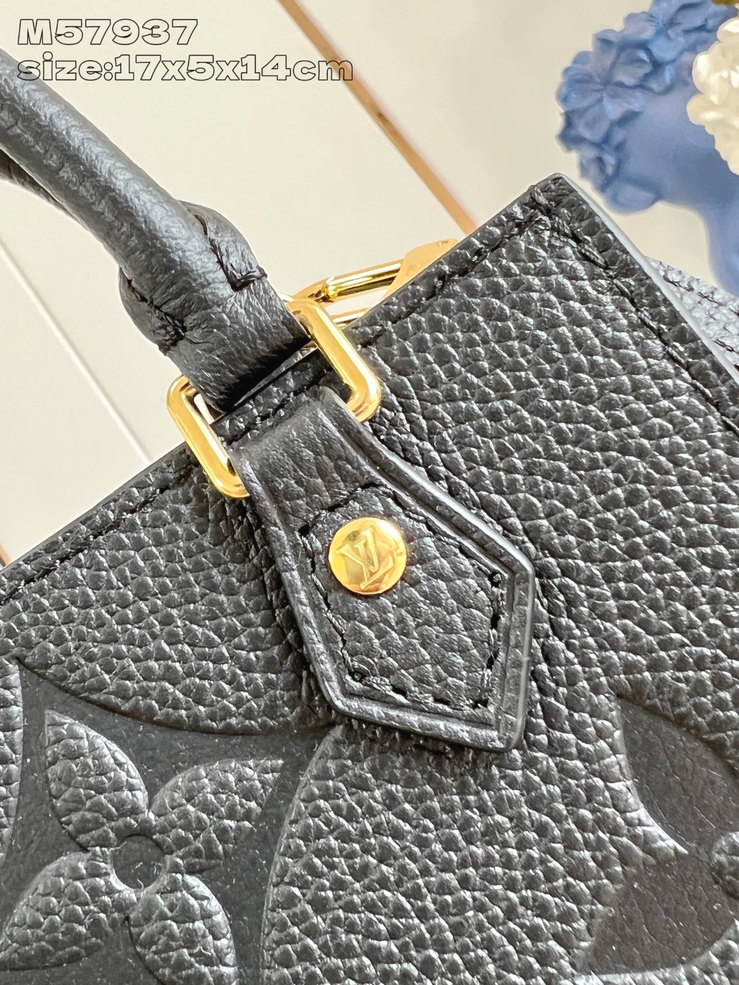 【顶级原单 M57937黑压花】本款 Petit Sac Plat 手袋选用 Monogram 帆布重绎