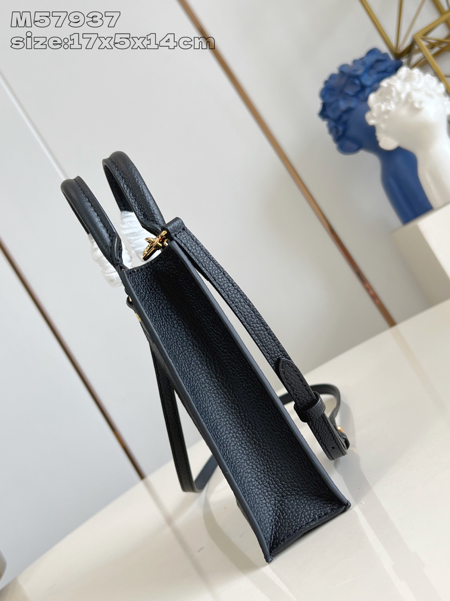 【顶级原单 M57937黑压花】本款 Petit Sac Plat 手袋选用 Monogram 帆布重绎