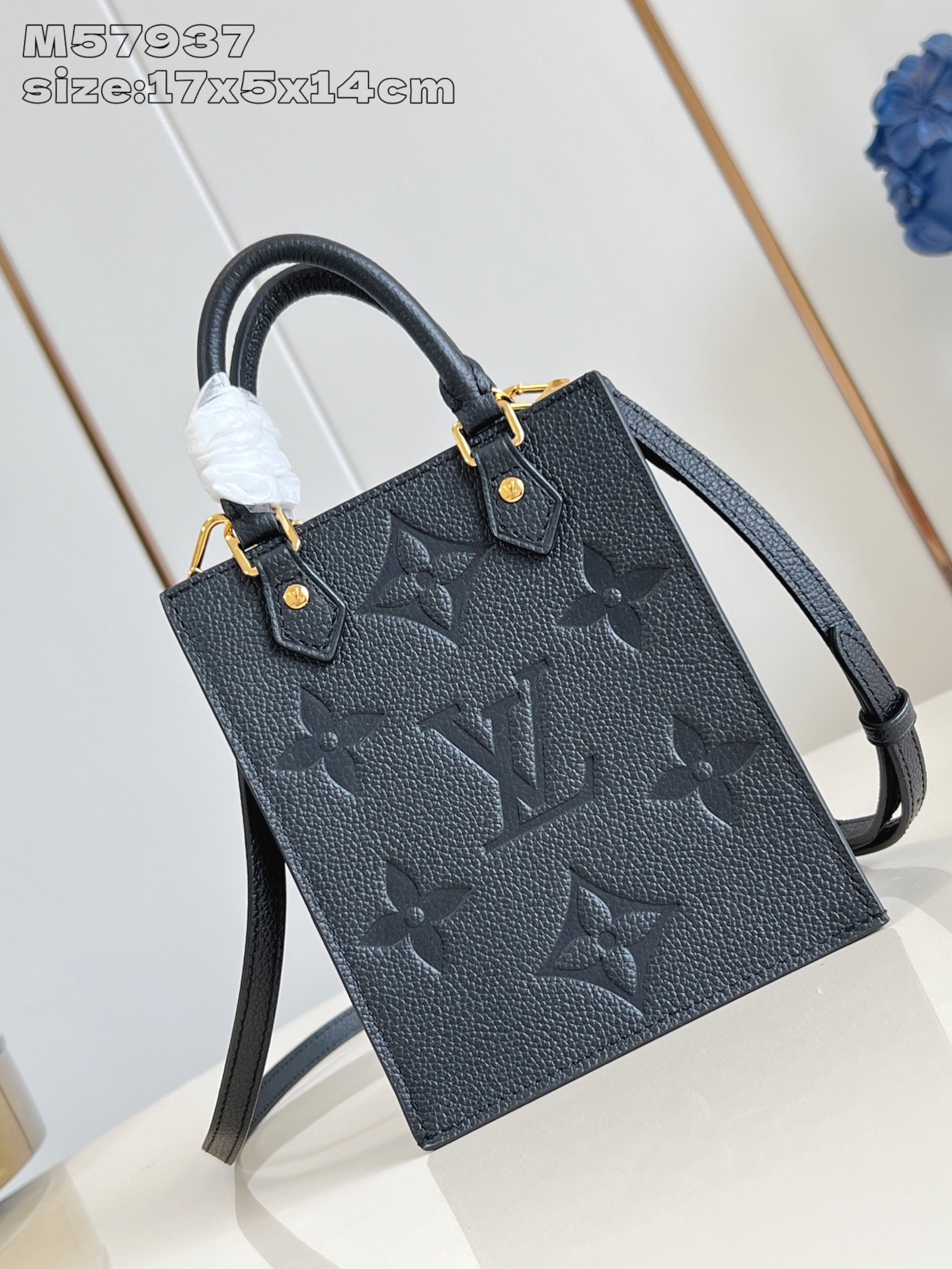 【顶级原单 M57937黑压花】本款 Petit Sac Plat 手袋选用 Monogram 帆布重绎