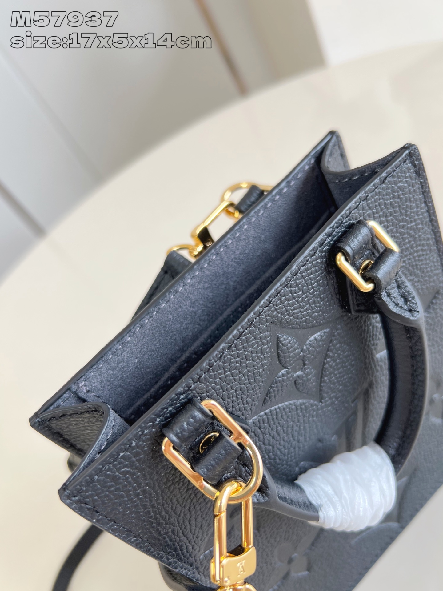 【顶级原单 M57937黑压花】本款 Petit Sac Plat 手袋选用 Monogram 帆布重绎