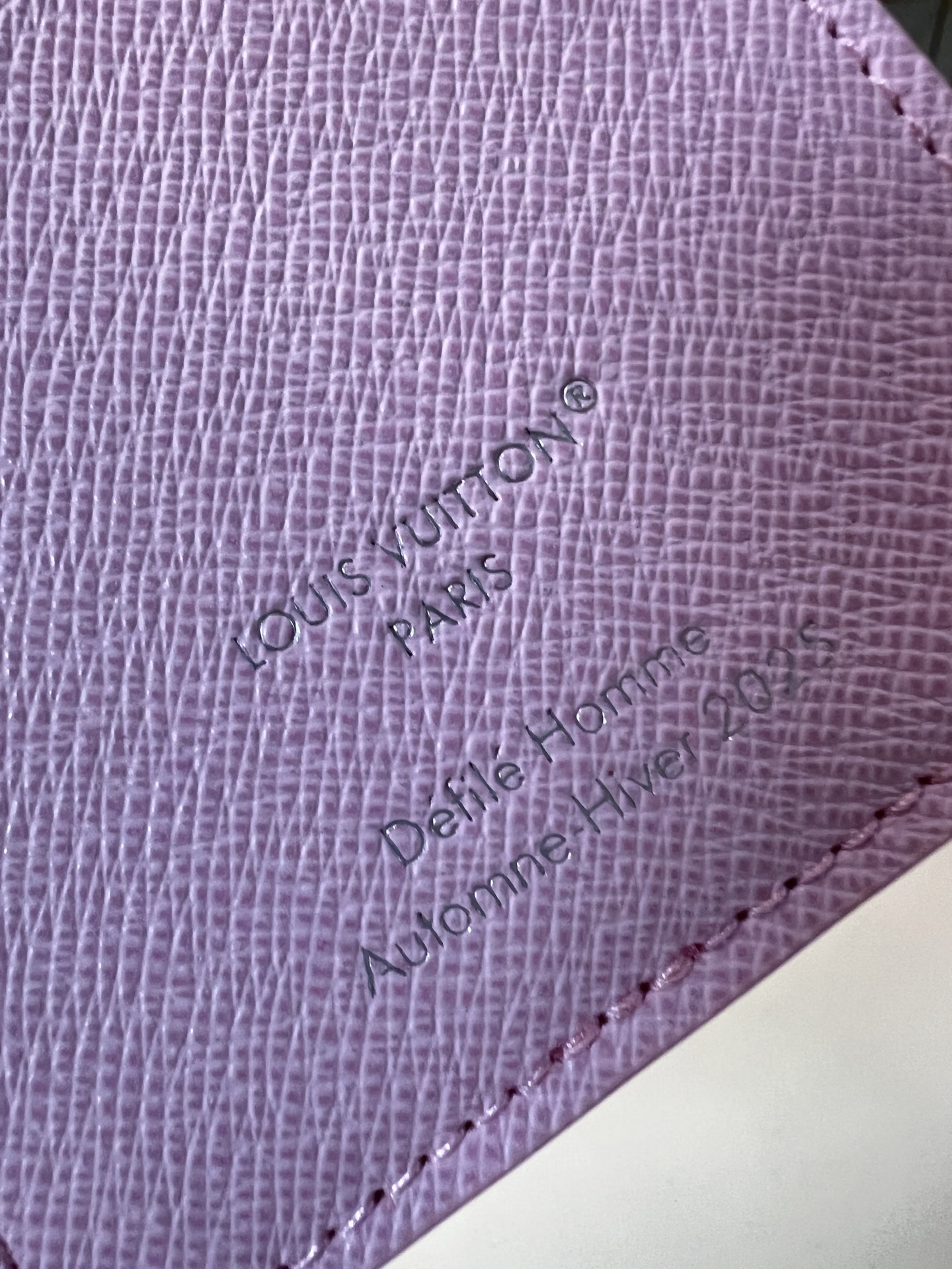 【顶级原单 M25985粉 】本款 Brazza 钱夹为 Monogram 帆布描绘活力盎然的和风图案。