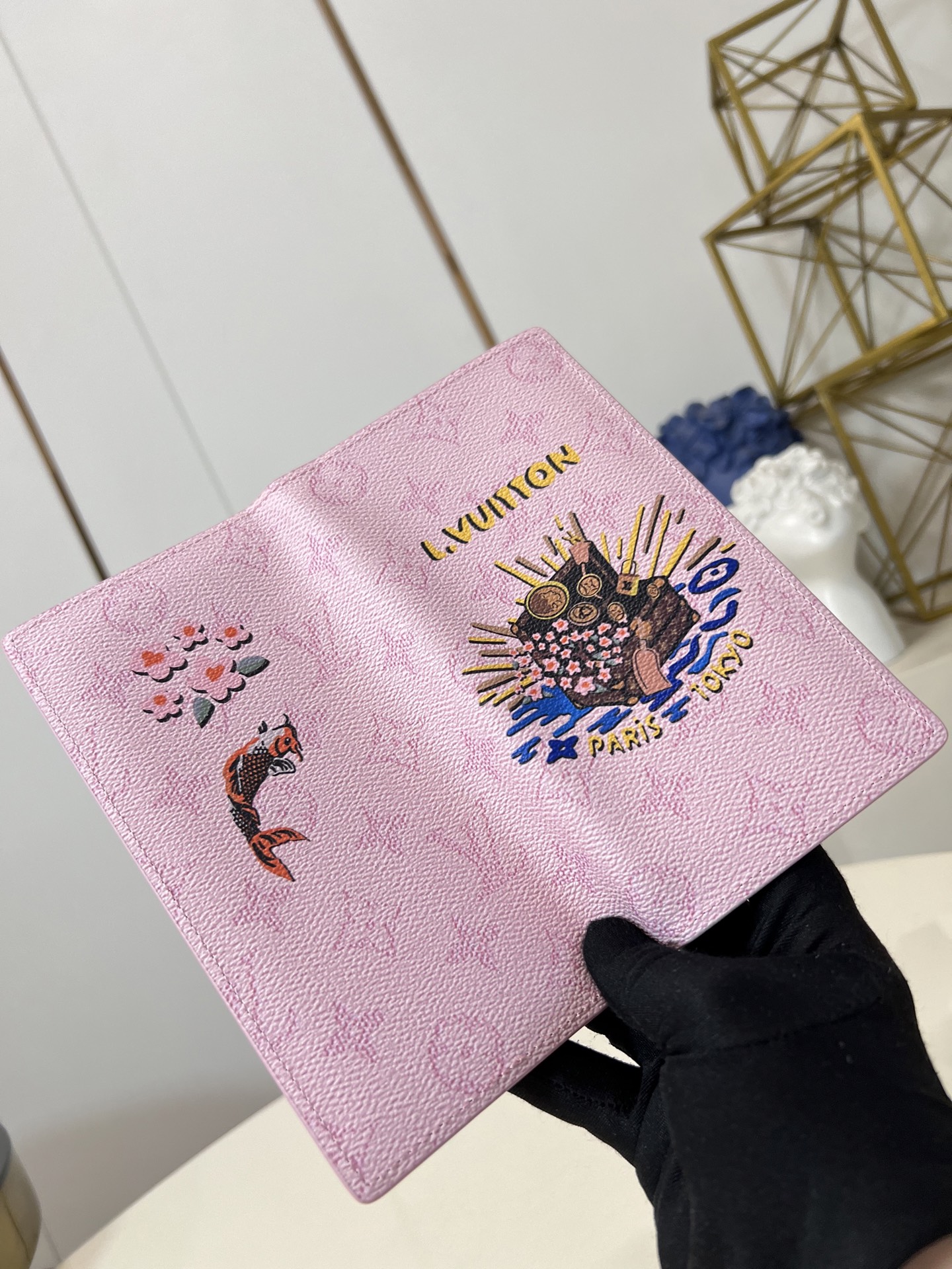 【顶级原单 M25985粉 】本款 Brazza 钱夹为 Monogram 帆布描绘活力盎然的和风图案。