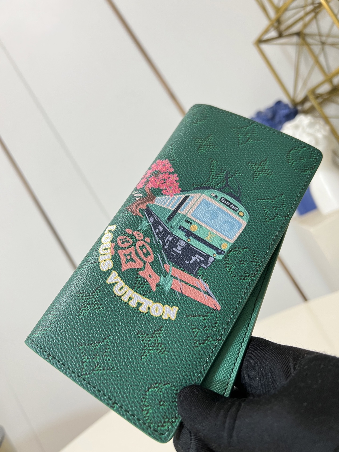 【顶级原单 M25985绿 】本款 Brazza 钱夹为 Monogram 帆布描绘活力盎然的和风图案。