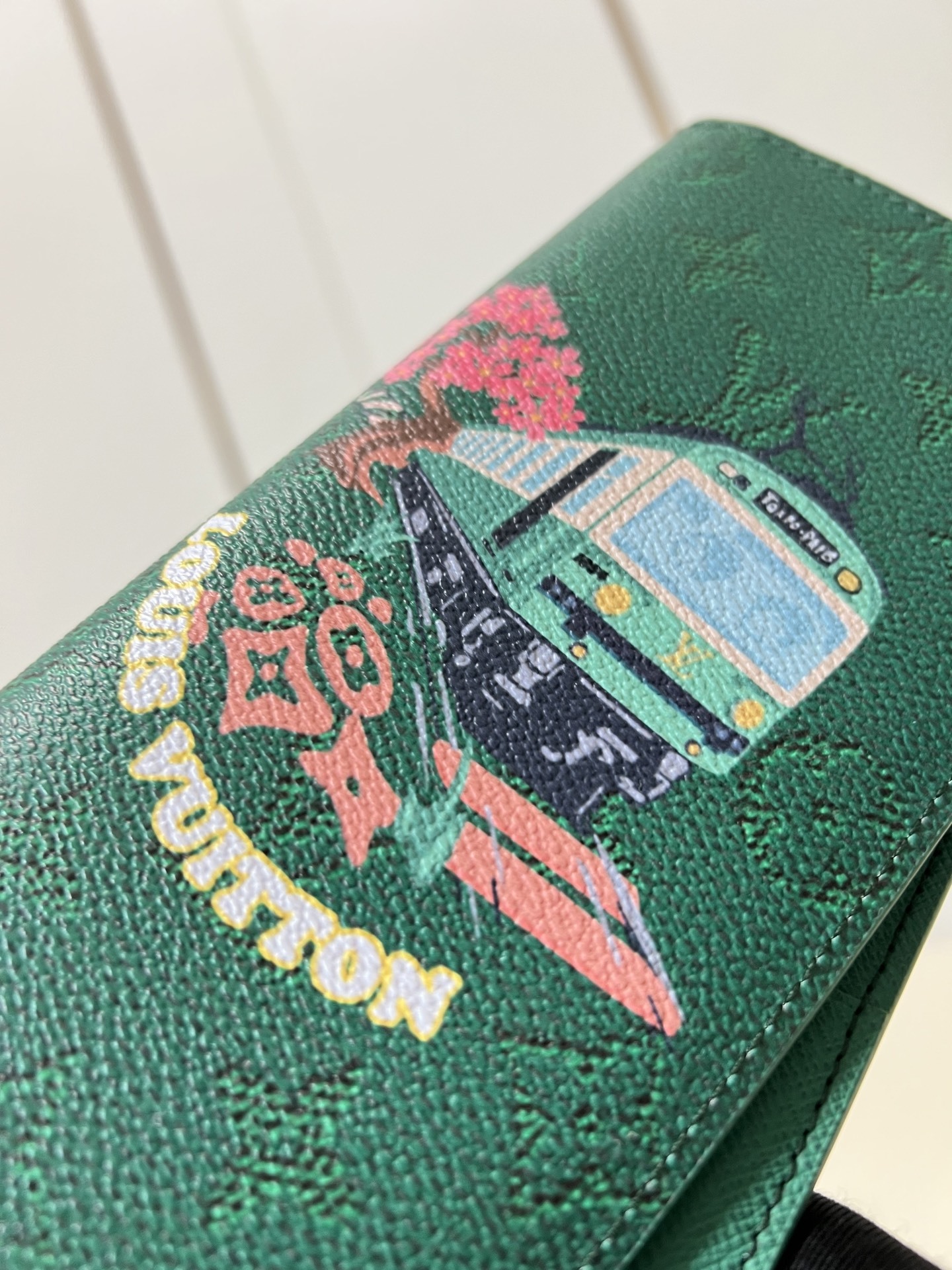 【顶级原单 M25985绿 】本款 Brazza 钱夹为 Monogram 帆布描绘活力盎然的和风图案。