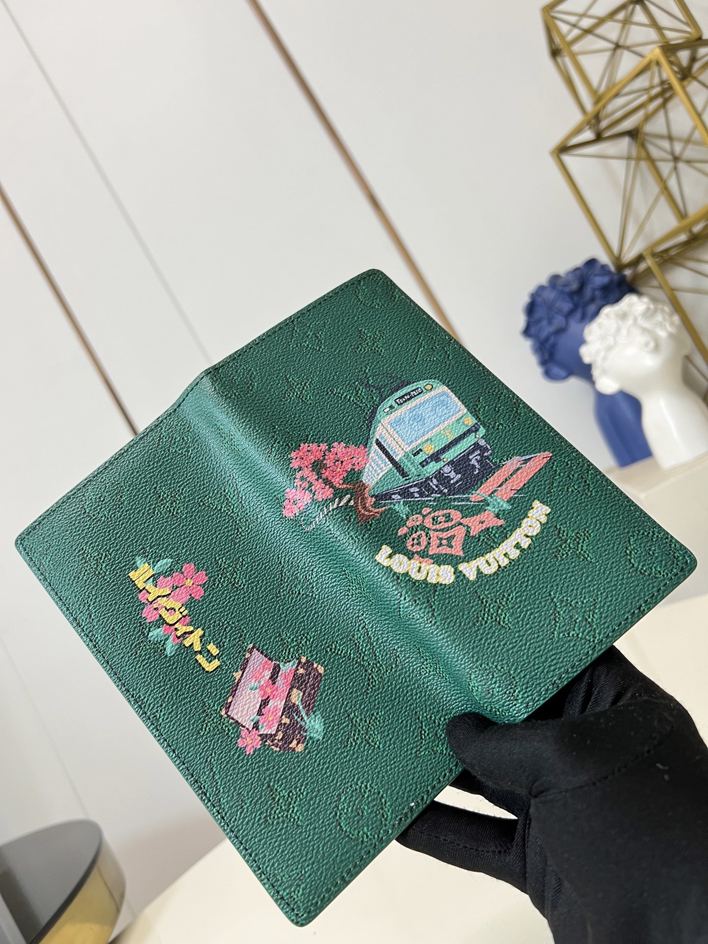 【顶级原单 M25985绿 】本款 Brazza 钱夹为 Monogram 帆布描绘活力盎然的和风图案。