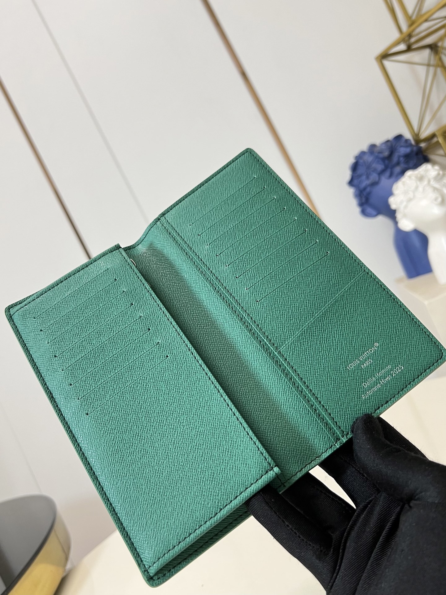 【顶级原单 M25985绿 】本款 Brazza 钱夹为 Monogram 帆布描绘活力盎然的和风图案。