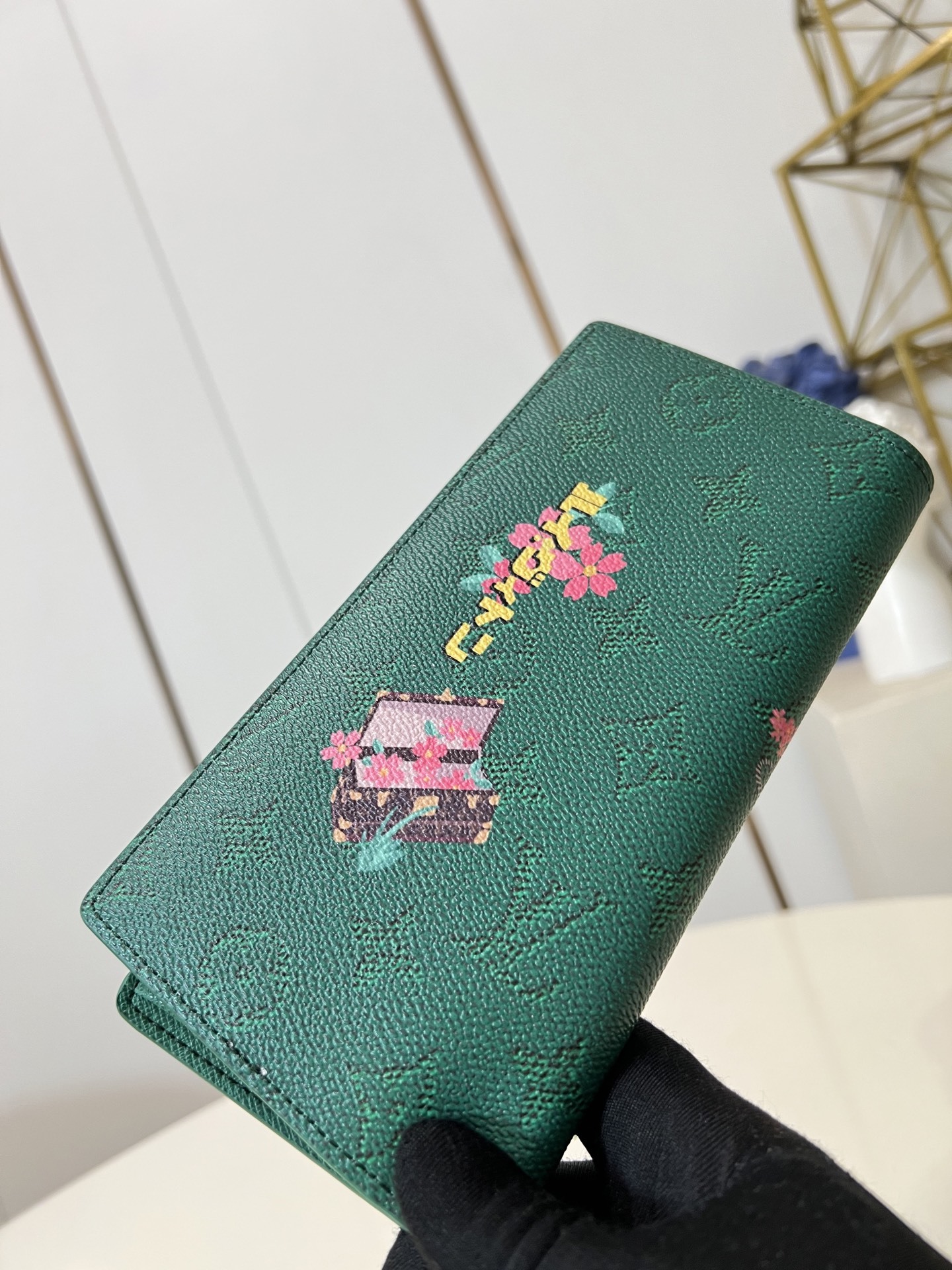 【顶级原单 M25985绿 】本款 Brazza 钱夹为 Monogram 帆布描绘活力盎然的和风图案。