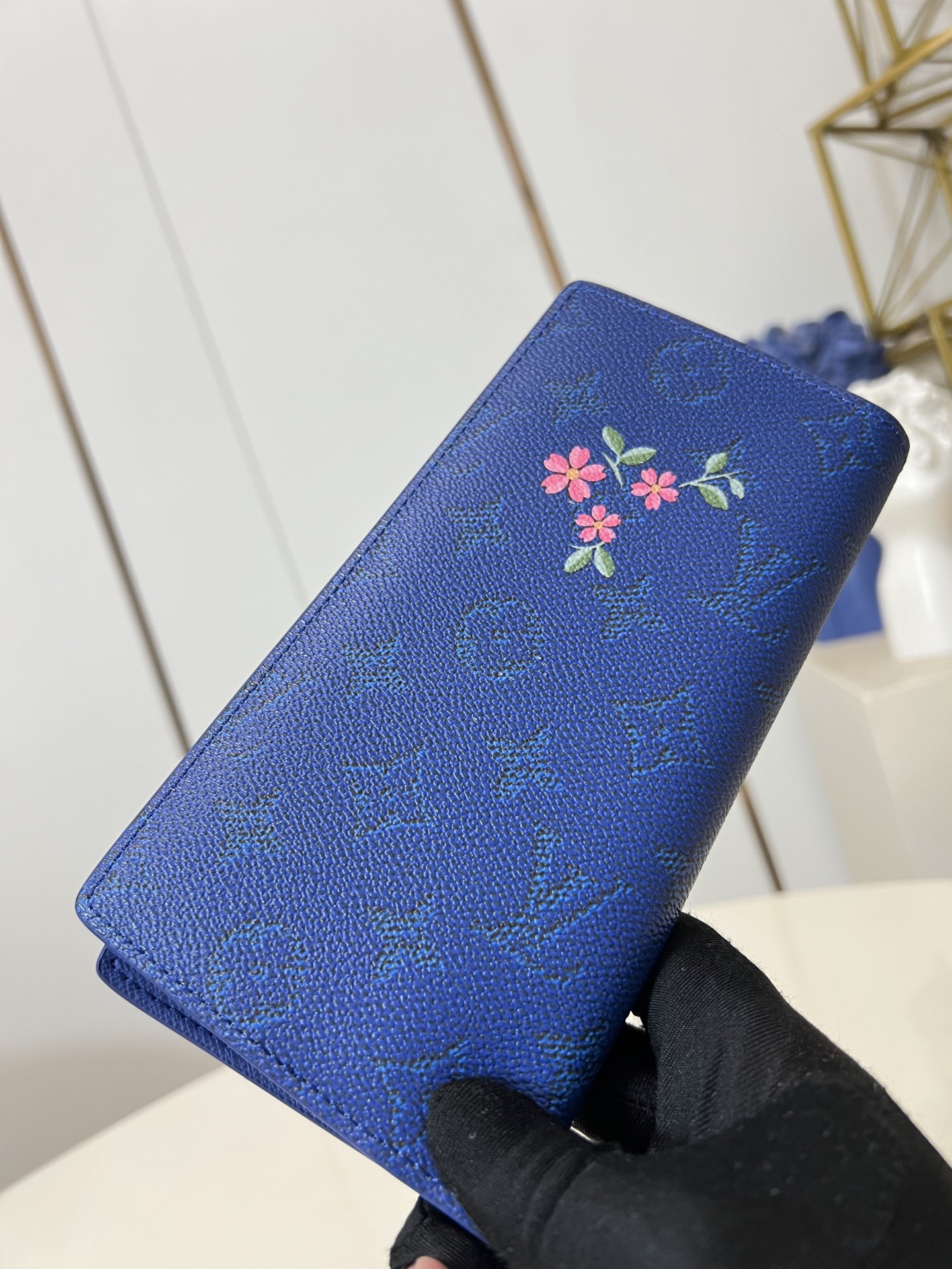 【顶级原单 M25985蓝 】本款 Brazza 钱夹为 Monogram 帆布描绘活力盎然的和风图案。