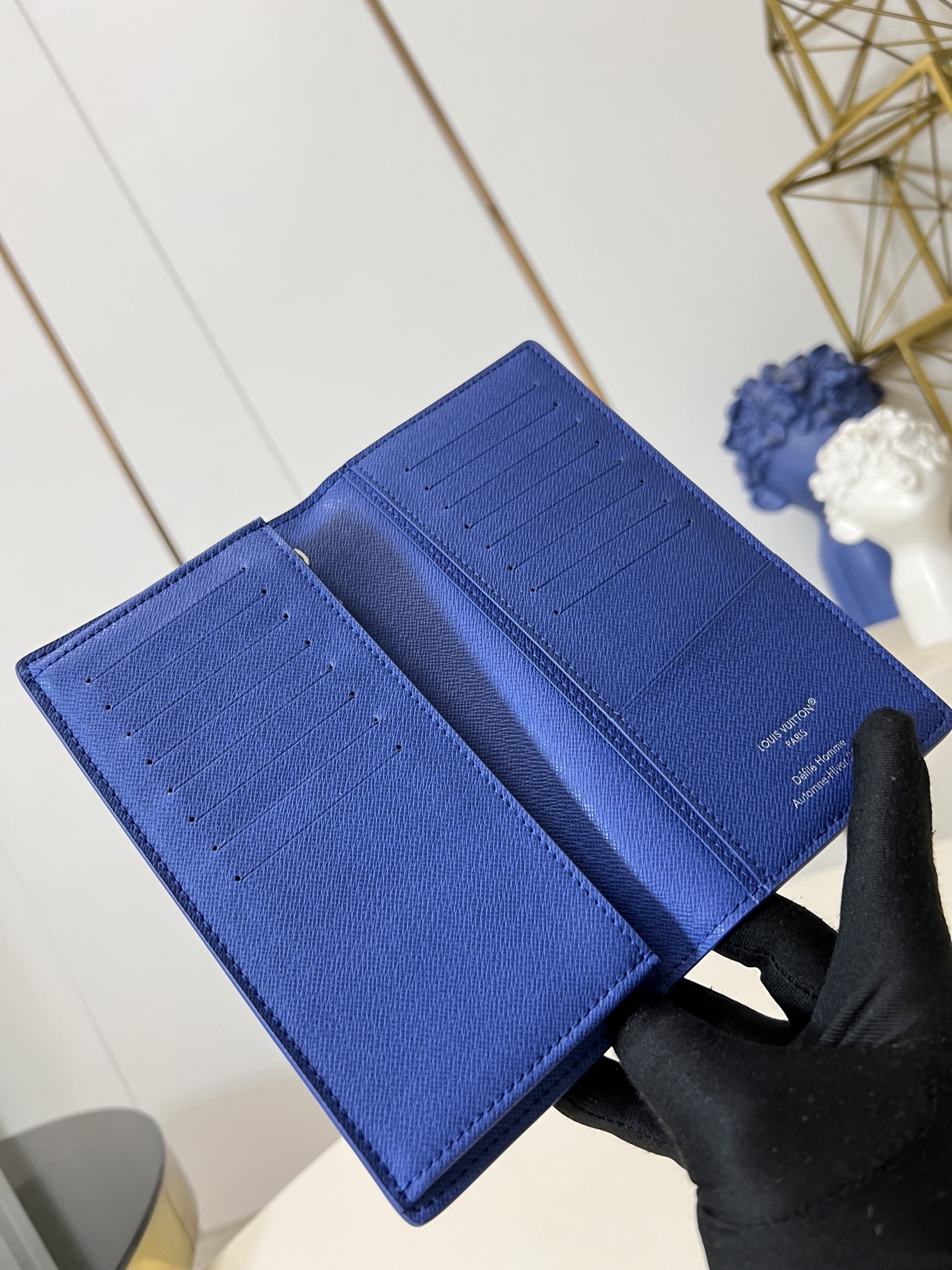【顶级原单 M25985蓝 】本款 Brazza 钱夹为 Monogram 帆布描绘活力盎然的和风图案。