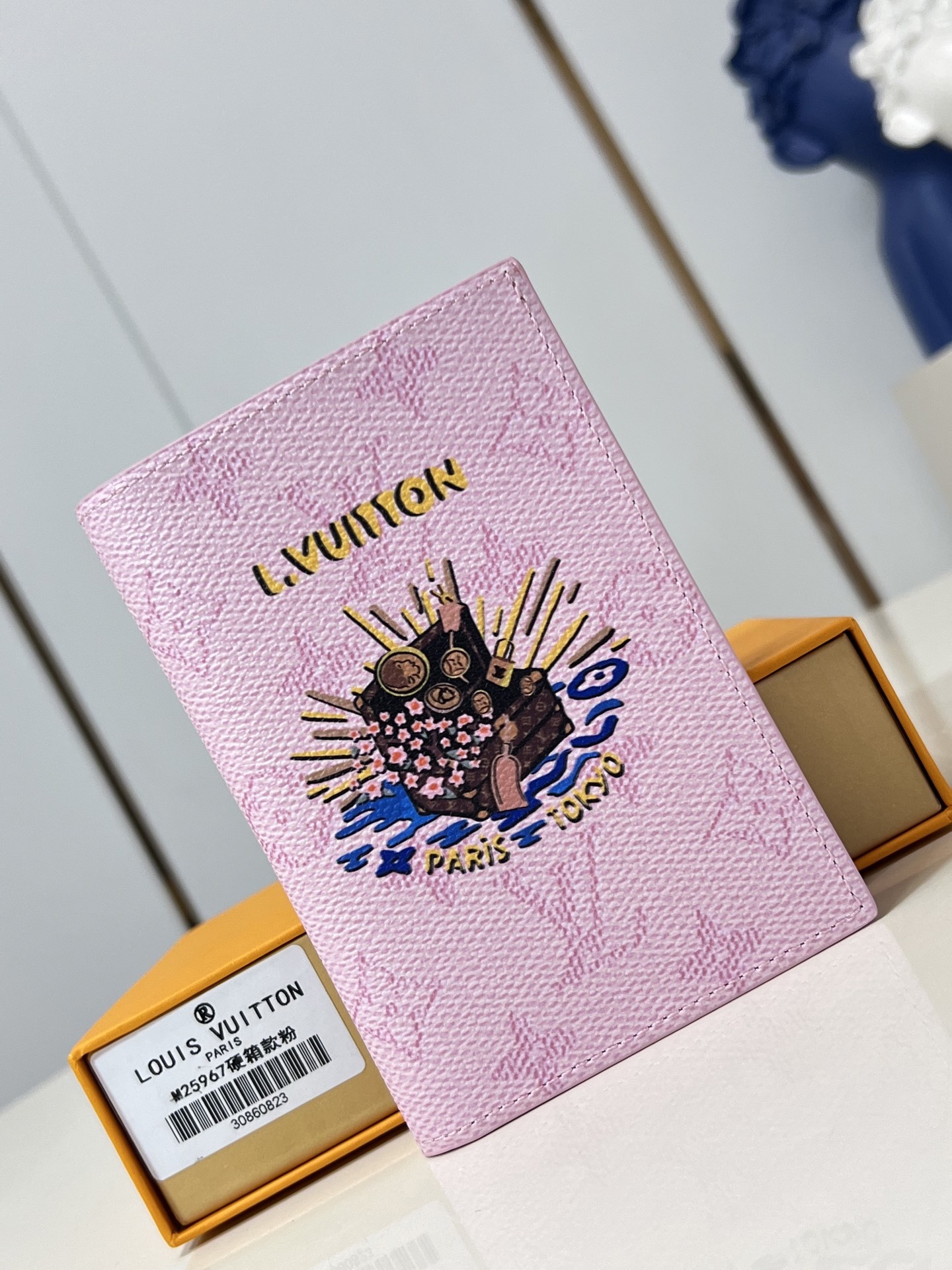 【顶级原单 M25967粉 】M25968 本款护照套于 Monogram 帆布表面绘上生动日式印花。内