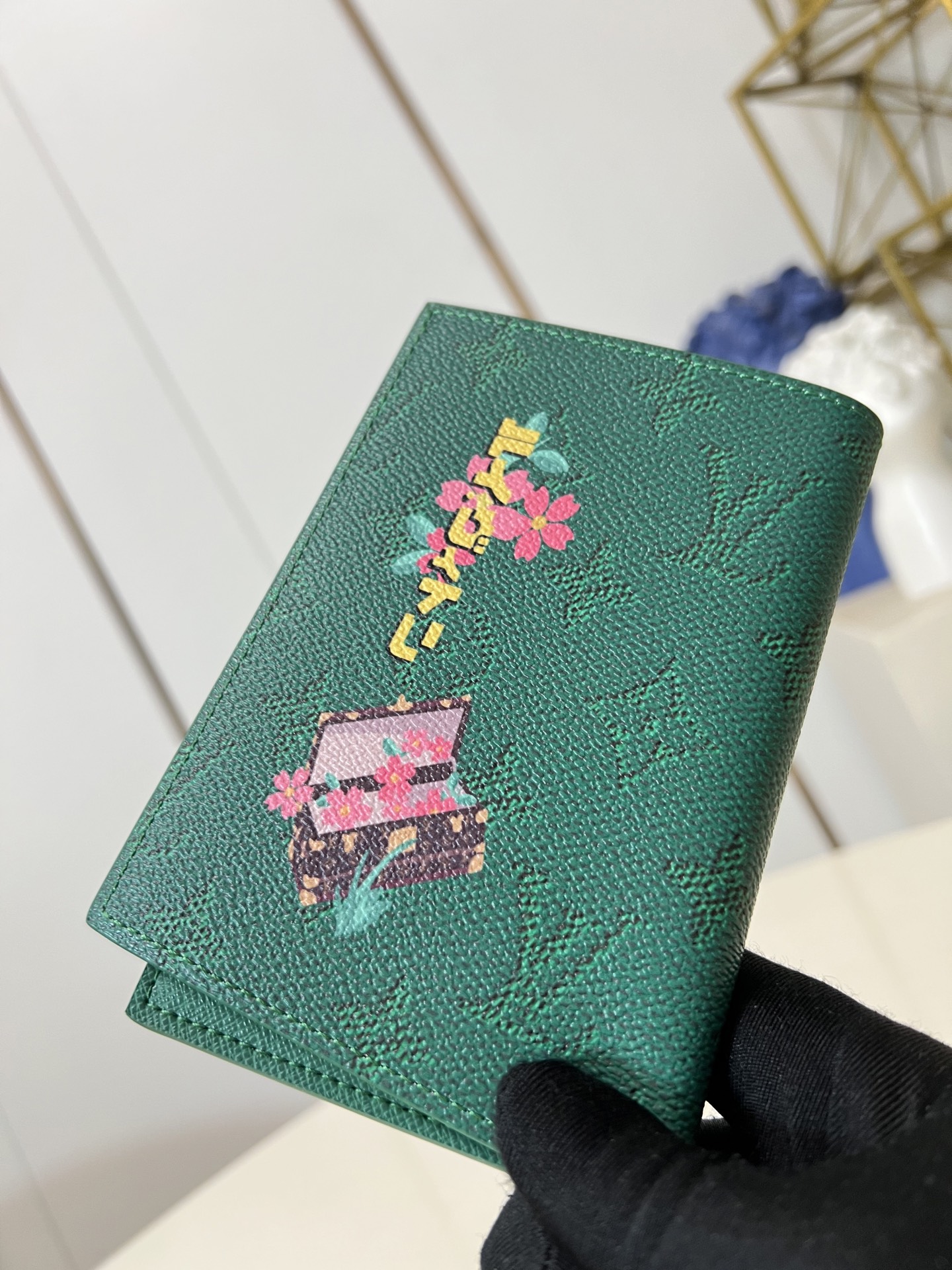 【顶级原单 M25967绿 】M26293 本款护照套于 Monogram 帆布表面绘上生动日式印花。内