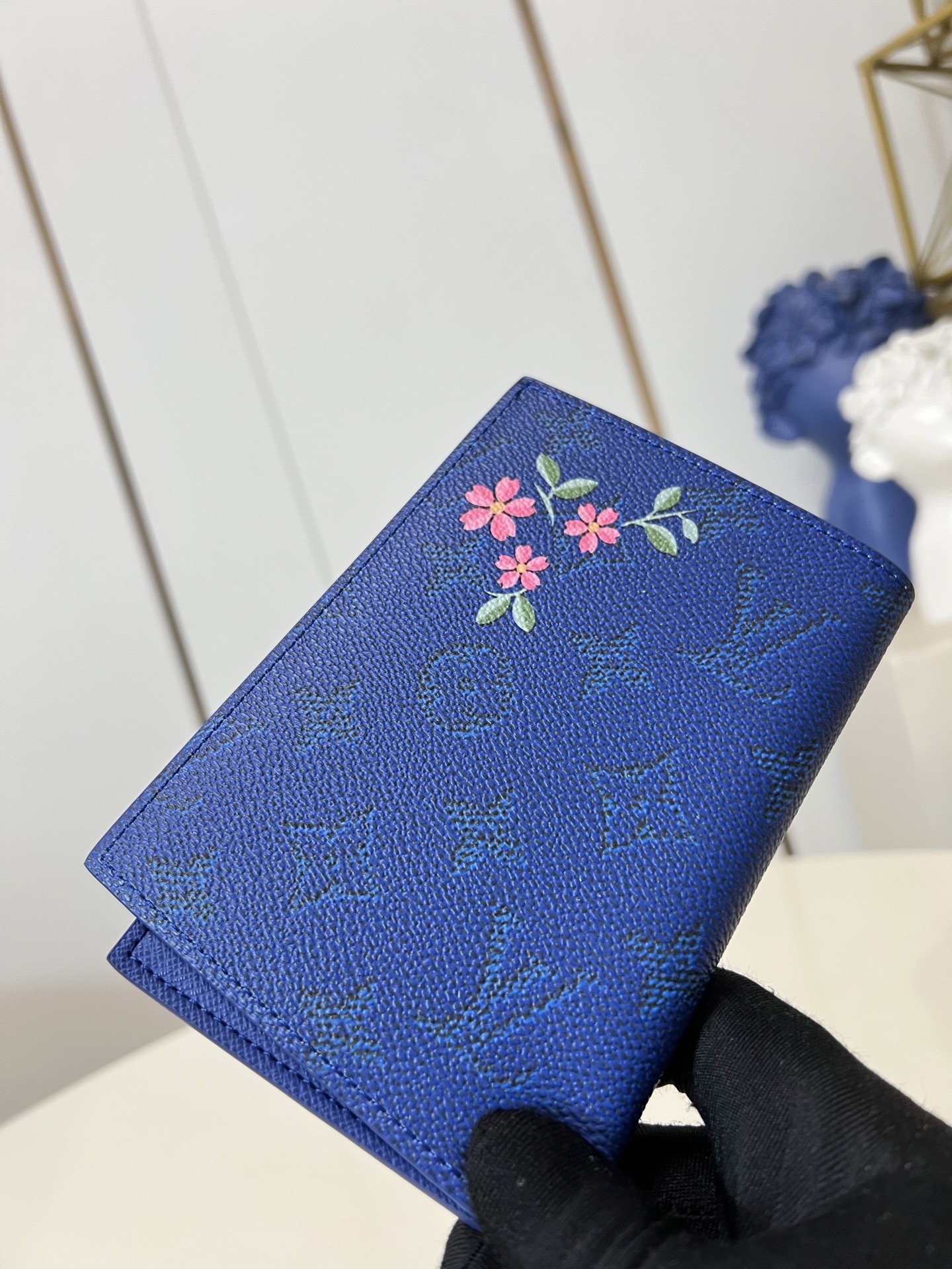 【顶级原单 M25967蓝】本款护照套于 Monogram 帆布表面绘上生动日式印花。内设多重卡位和票据