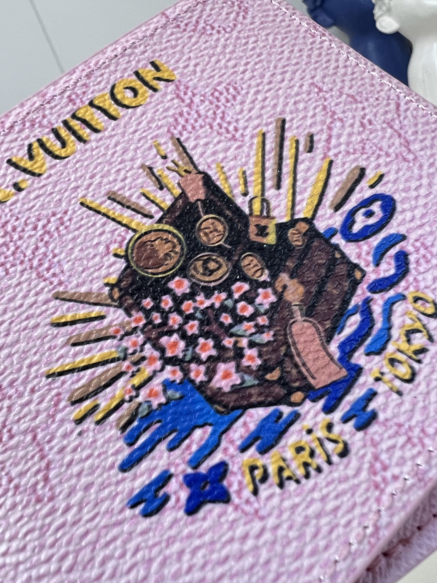 【顶级原单 M25986粉 】本款 Slender 钱夹取材 Monogram 涂层帆布,搭配生动日式印