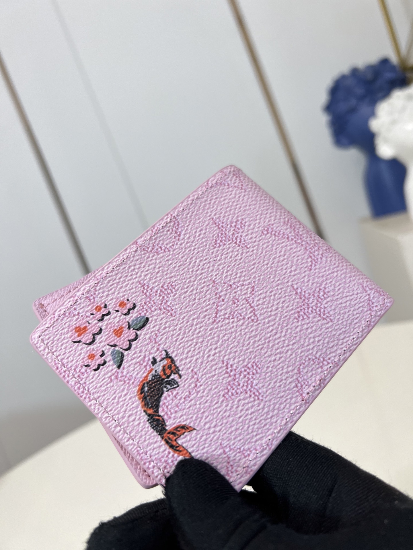 【顶级原单 M25986粉 】本款 Slender 钱夹取材 Monogram 涂层帆布,搭配生动日式印