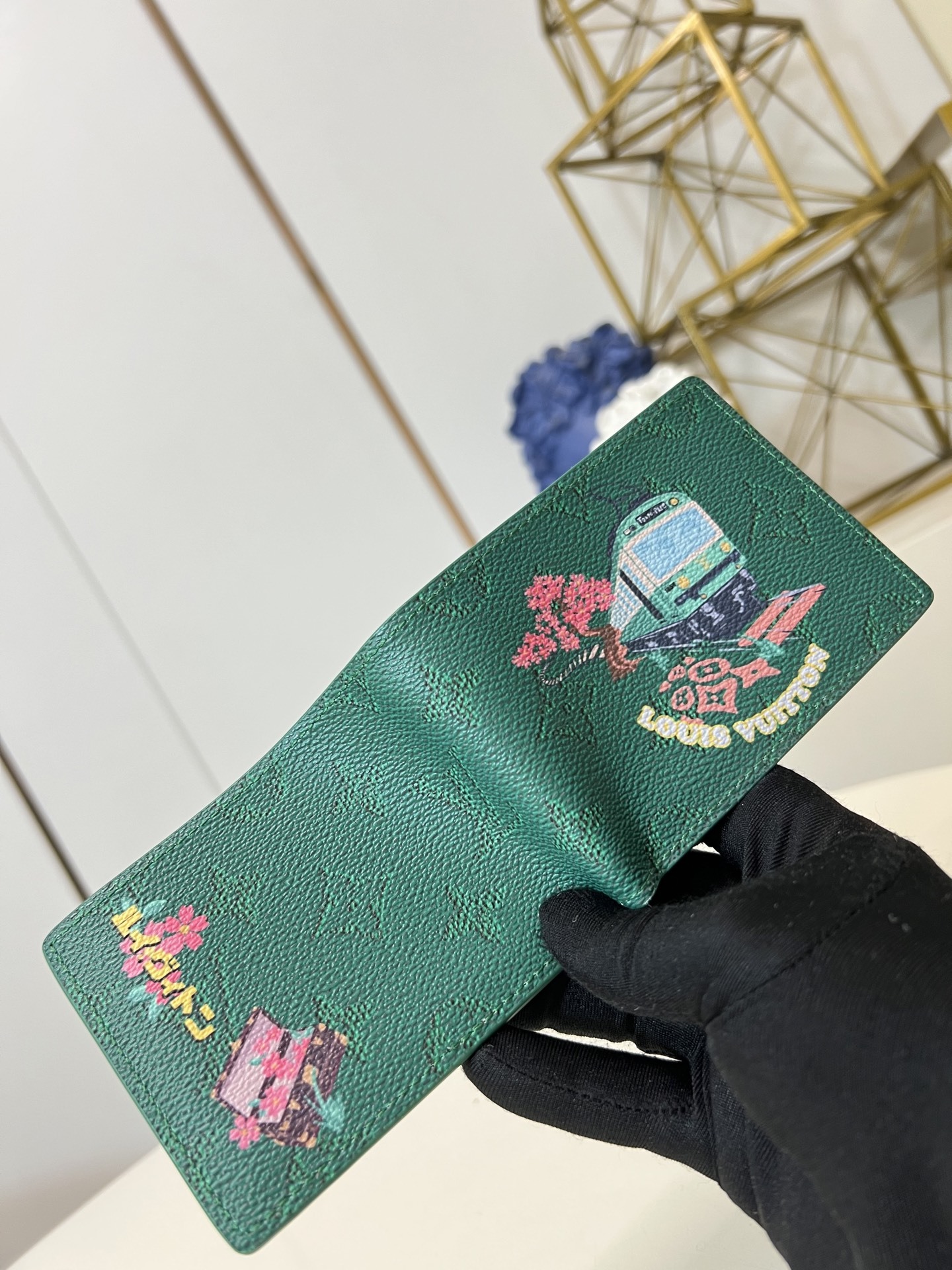【顶级原单 M25986绿 】本款 Slender 钱夹取材 Monogram 涂层帆布,搭配生动日式印