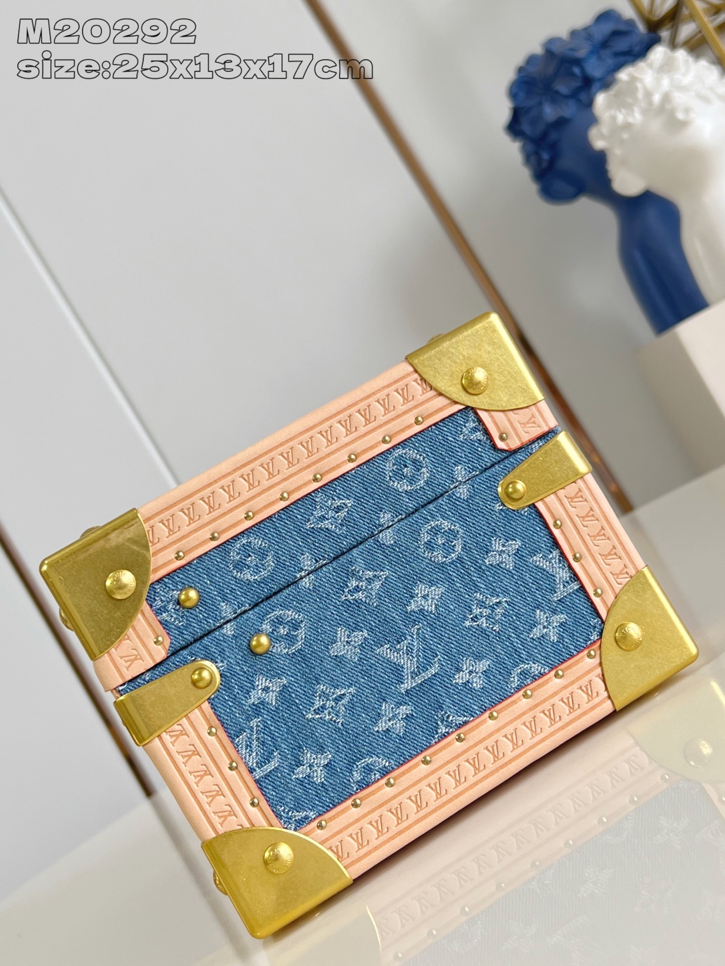 【顶级原单 M20292牛仔 】這款Coffret Tresor 24以色彩繽紛的Bleu Lagon襯
