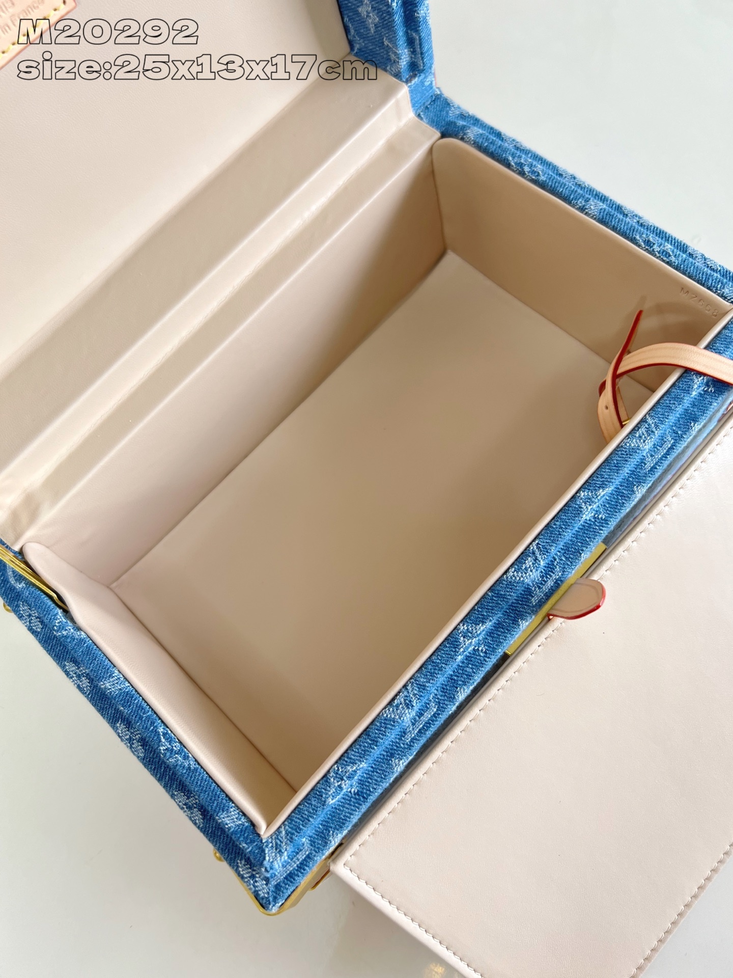 【顶级原单 M20292牛仔 】這款Coffret Tresor 24以色彩繽紛的Bleu Lagon襯