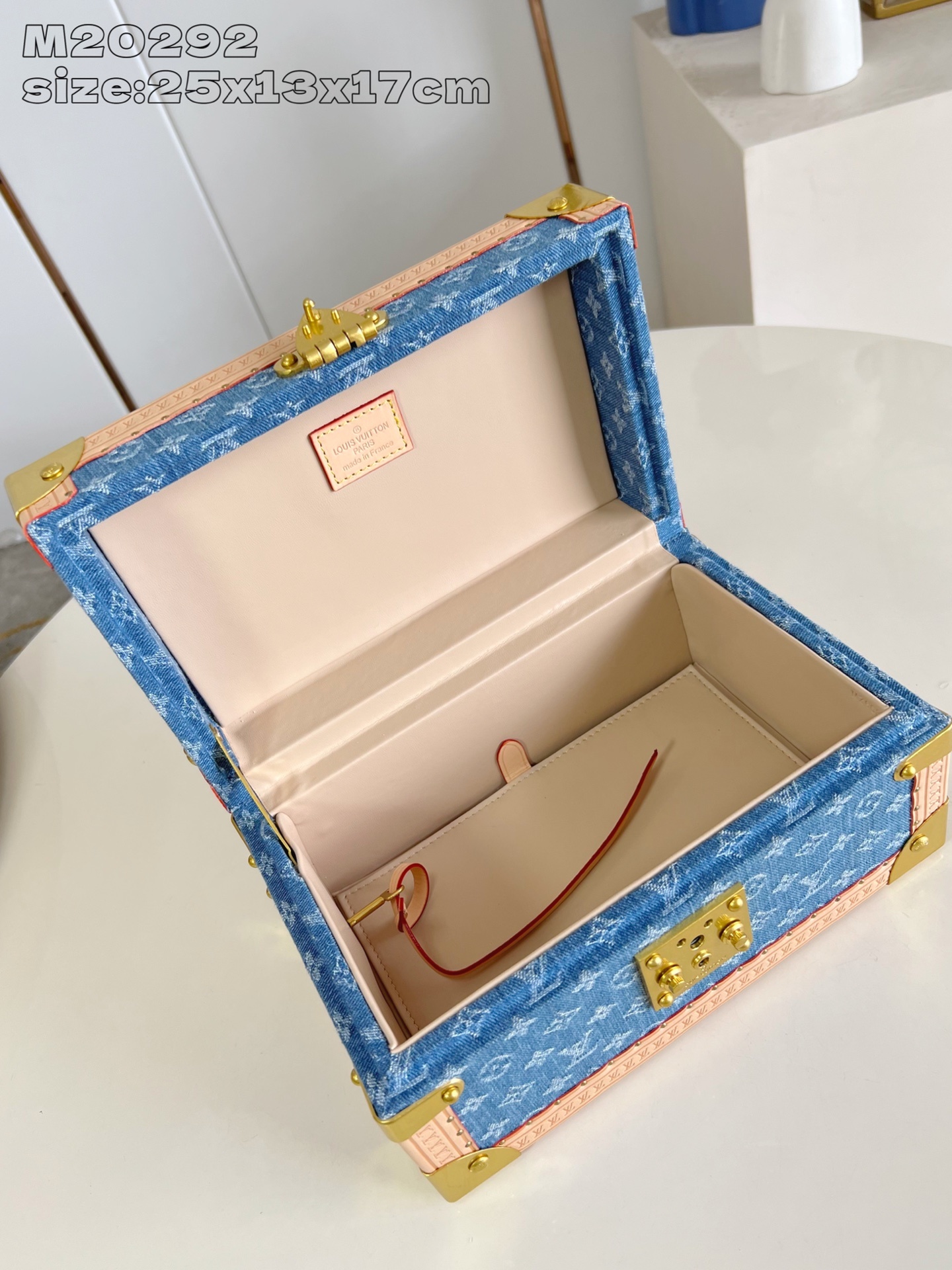 【顶级原单 M20292牛仔 】這款Coffret Tresor 24以色彩繽紛的Bleu Lagon襯