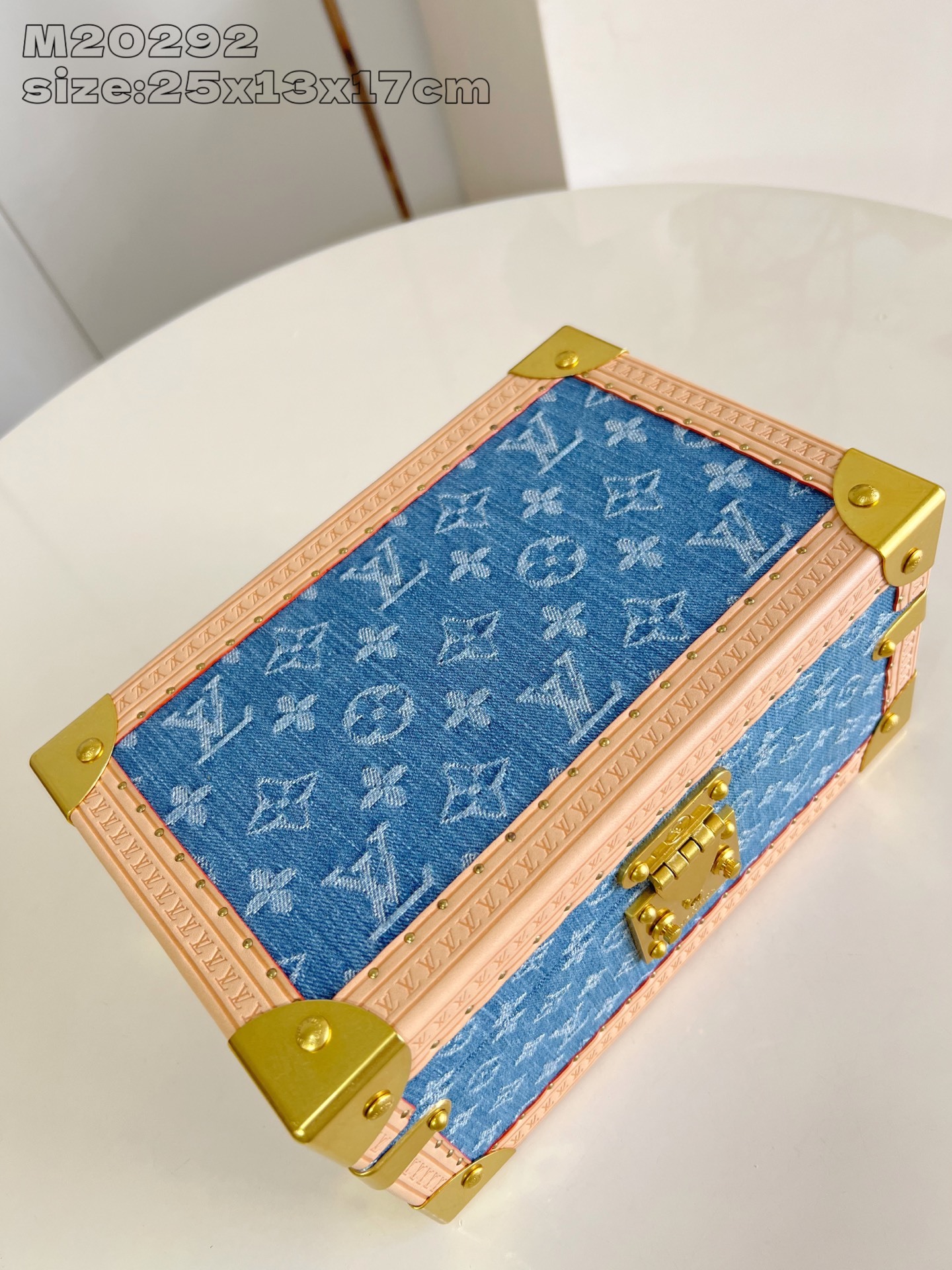 【顶级原单 M20292牛仔 】這款Coffret Tresor 24以色彩繽紛的Bleu Lagon襯