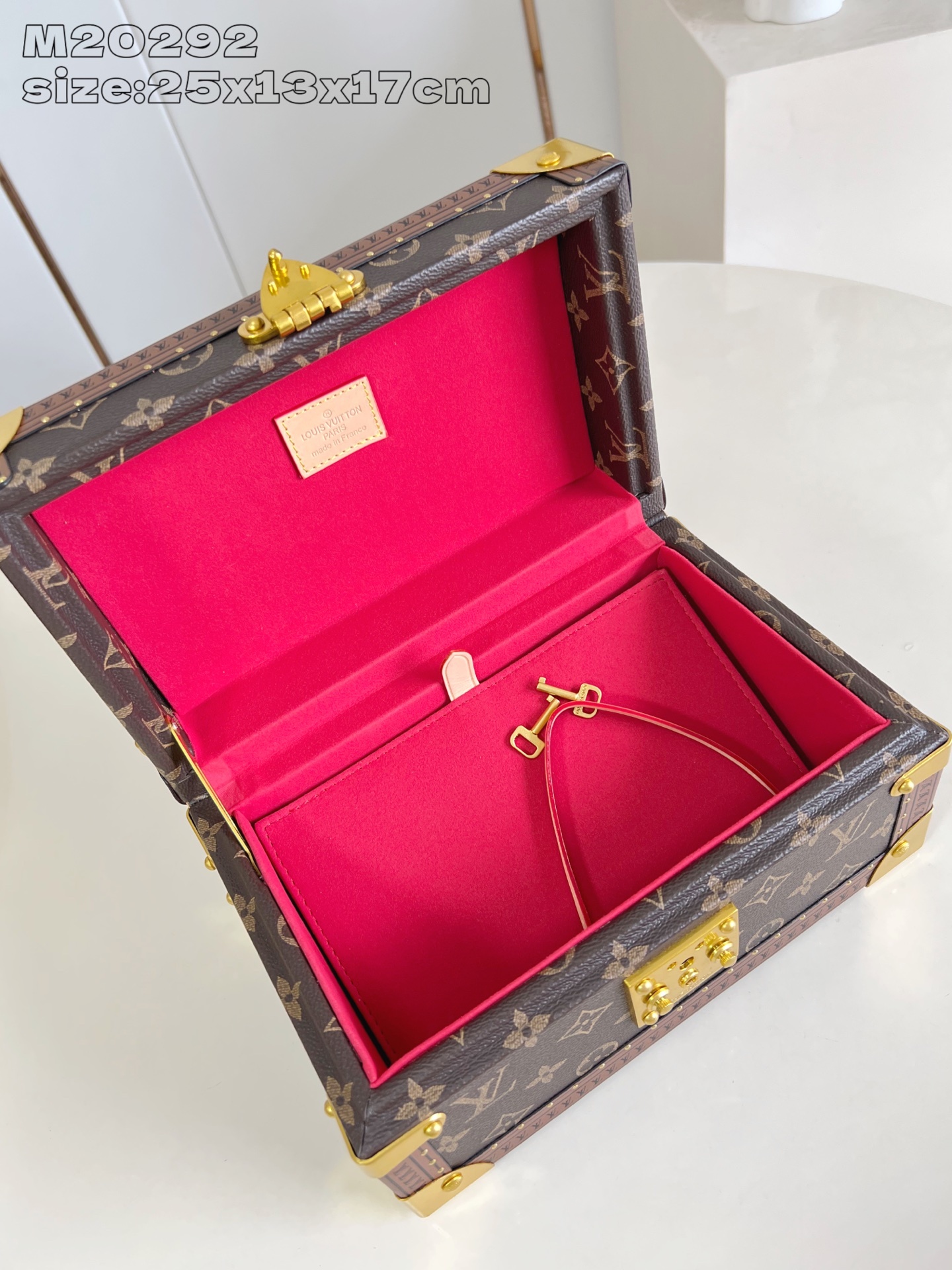【顶级原单 M20292红 】這款Coffret Tresor 24以色彩繽紛的Bleu Lagon襯裡