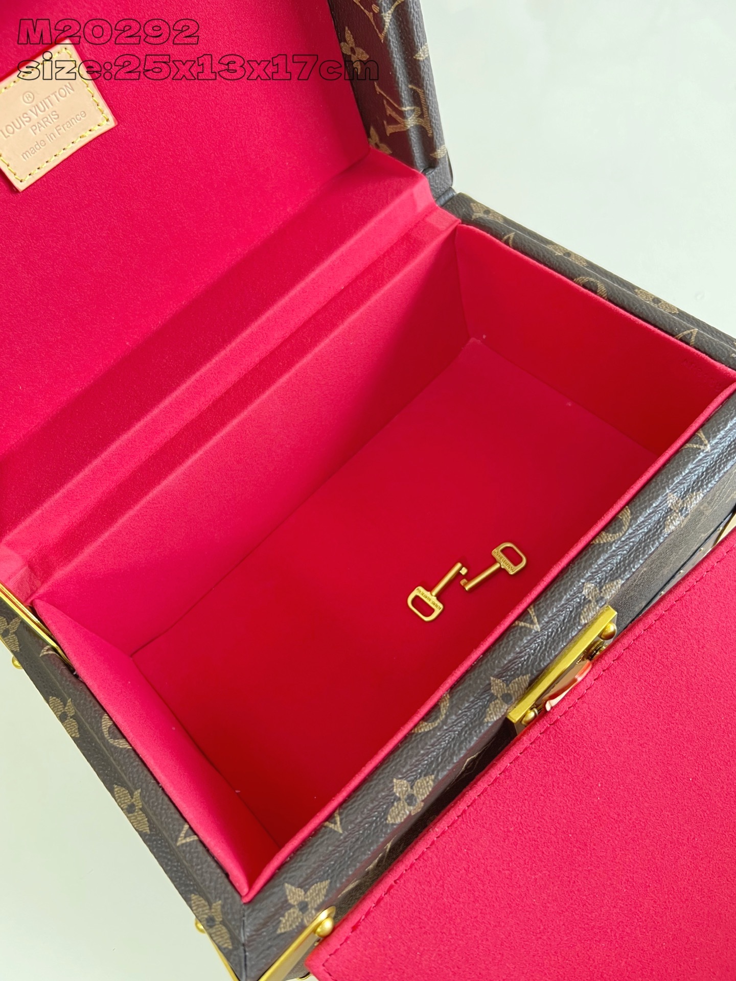 【顶级原单 M20292红 】這款Coffret Tresor 24以色彩繽紛的Bleu Lagon襯裡