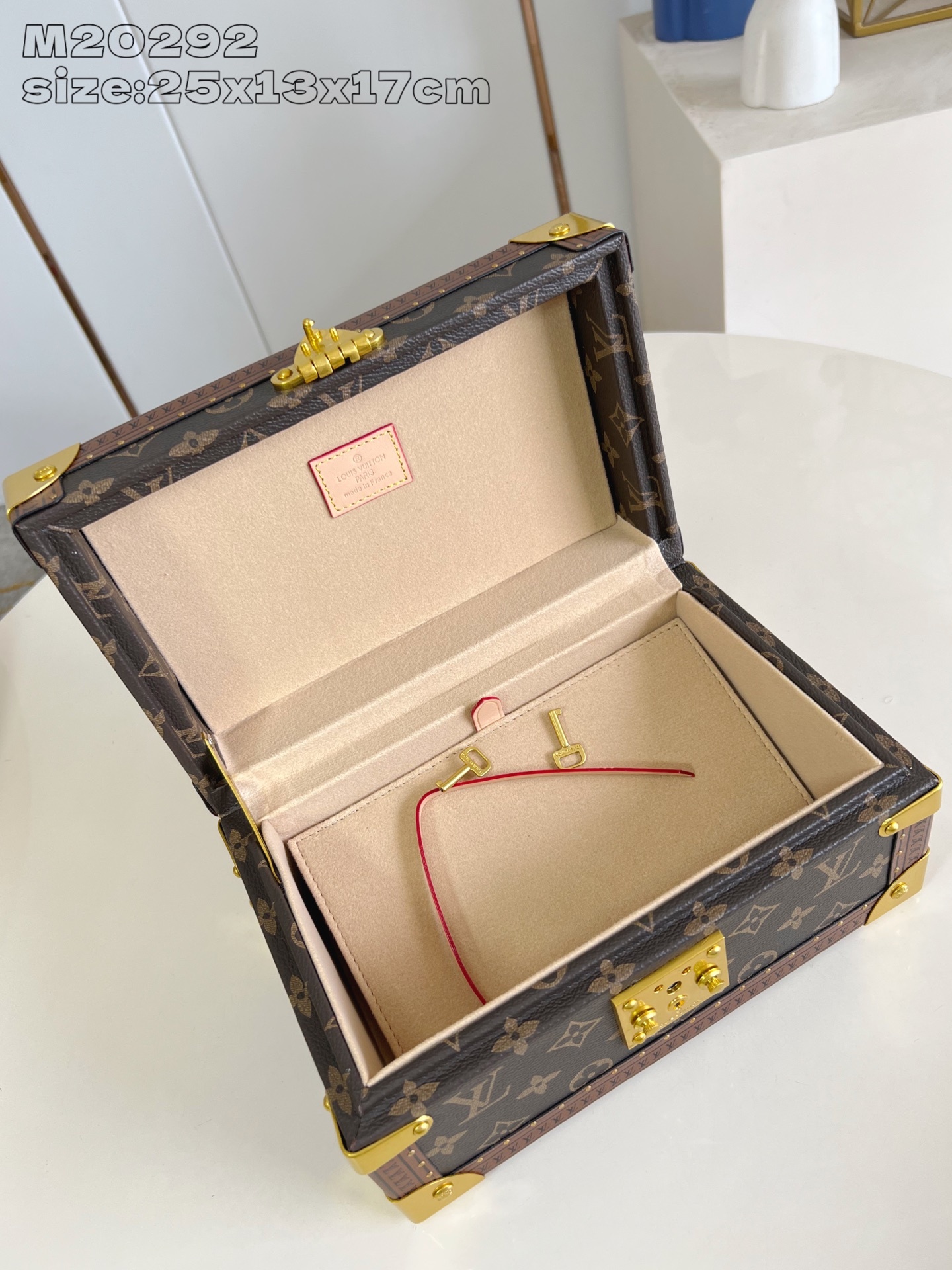 【顶级原单 M20292杏 】這款Coffret Tresor 24以色彩繽紛的Bleu Lagon襯裡