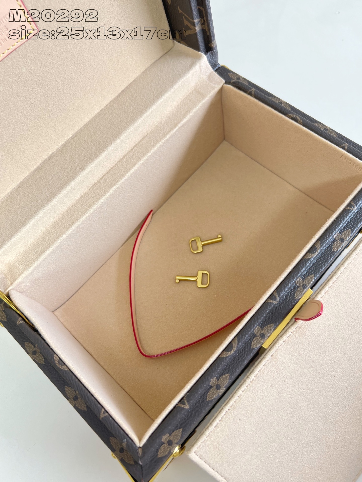 【顶级原单 M20292杏 】這款Coffret Tresor 24以色彩繽紛的Bleu Lagon襯裡