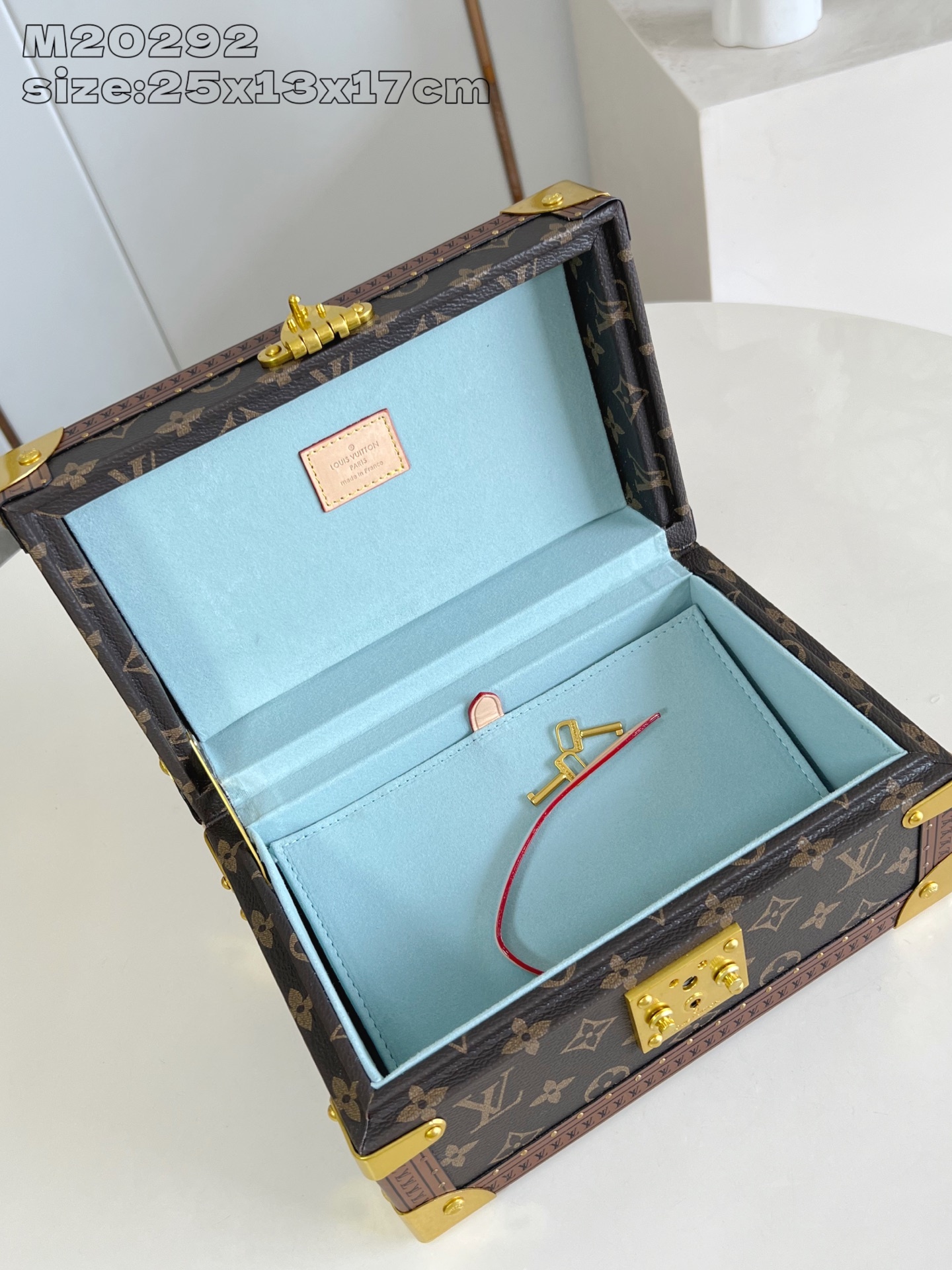 【顶级原单 M20292蓝 】這款Coffret Tresor 24以色彩繽紛的Bleu Lagon襯裡
