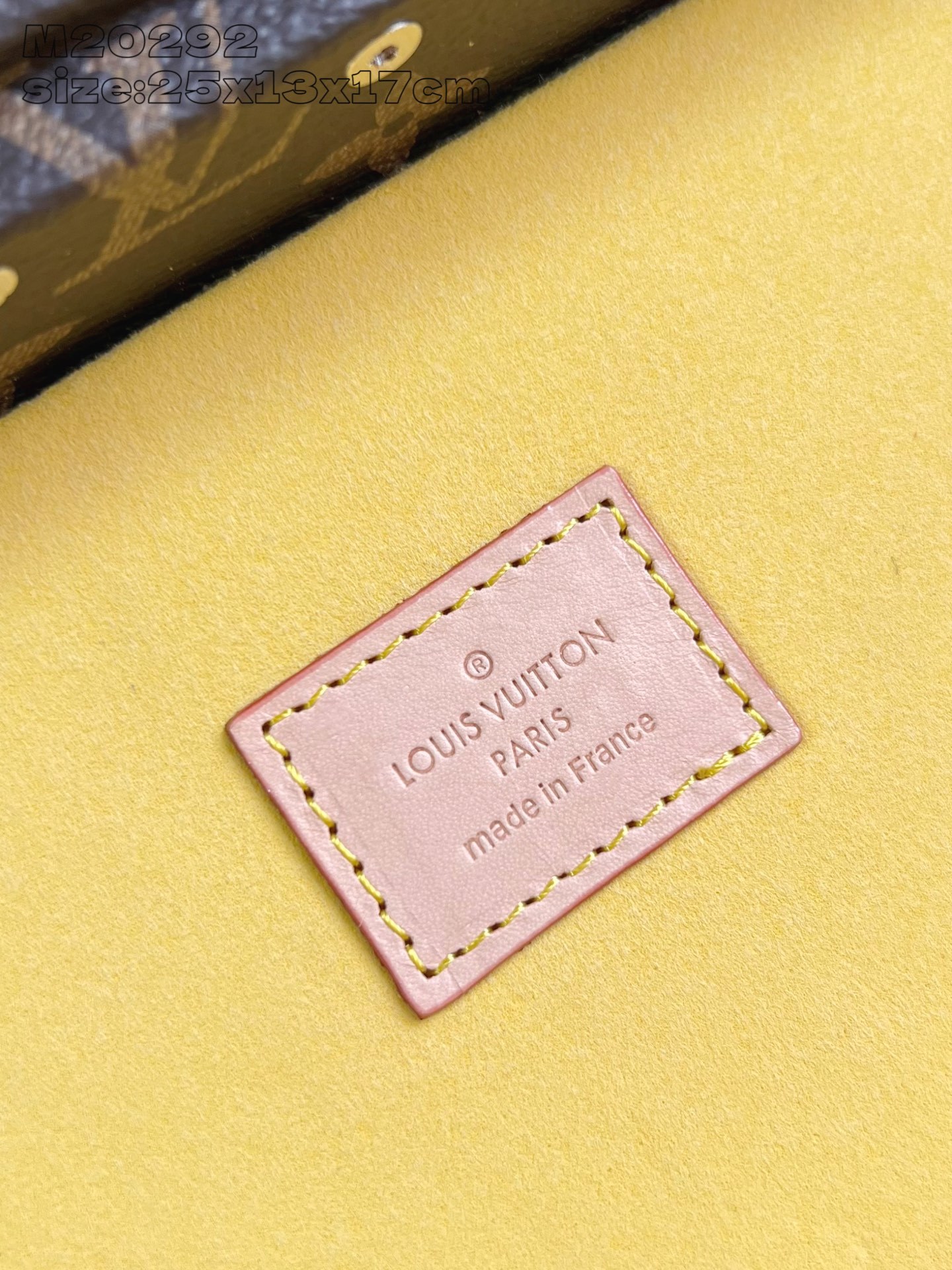 【顶级原单 M20292黄 】這款Coffret Tresor 24以色彩繽紛的Bleu Lagon襯裡