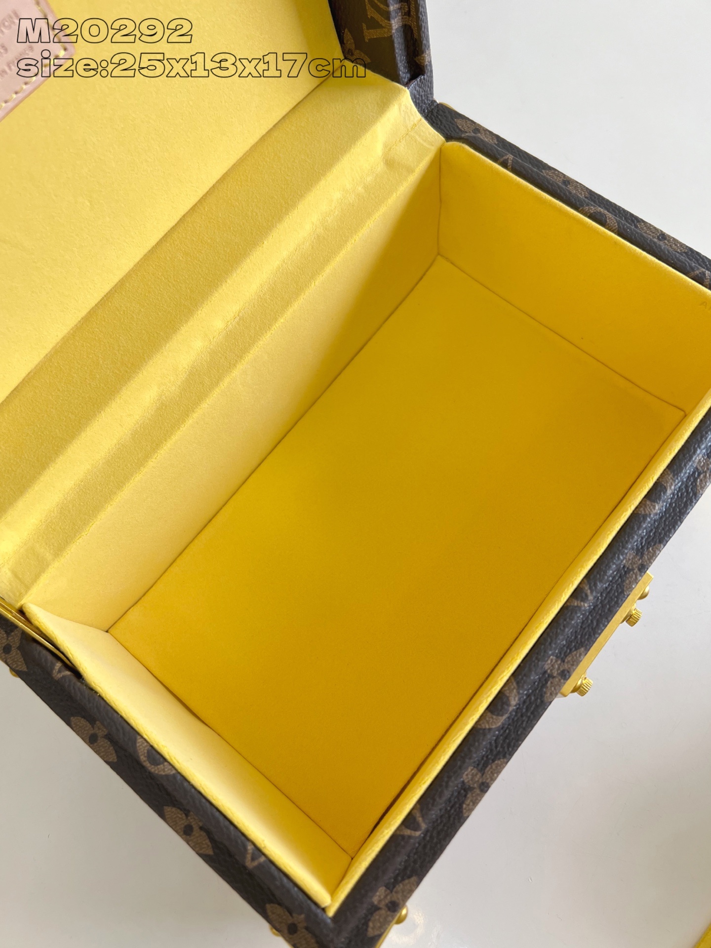 【顶级原单 M20292黄 】這款Coffret Tresor 24以色彩繽紛的Bleu Lagon襯裡