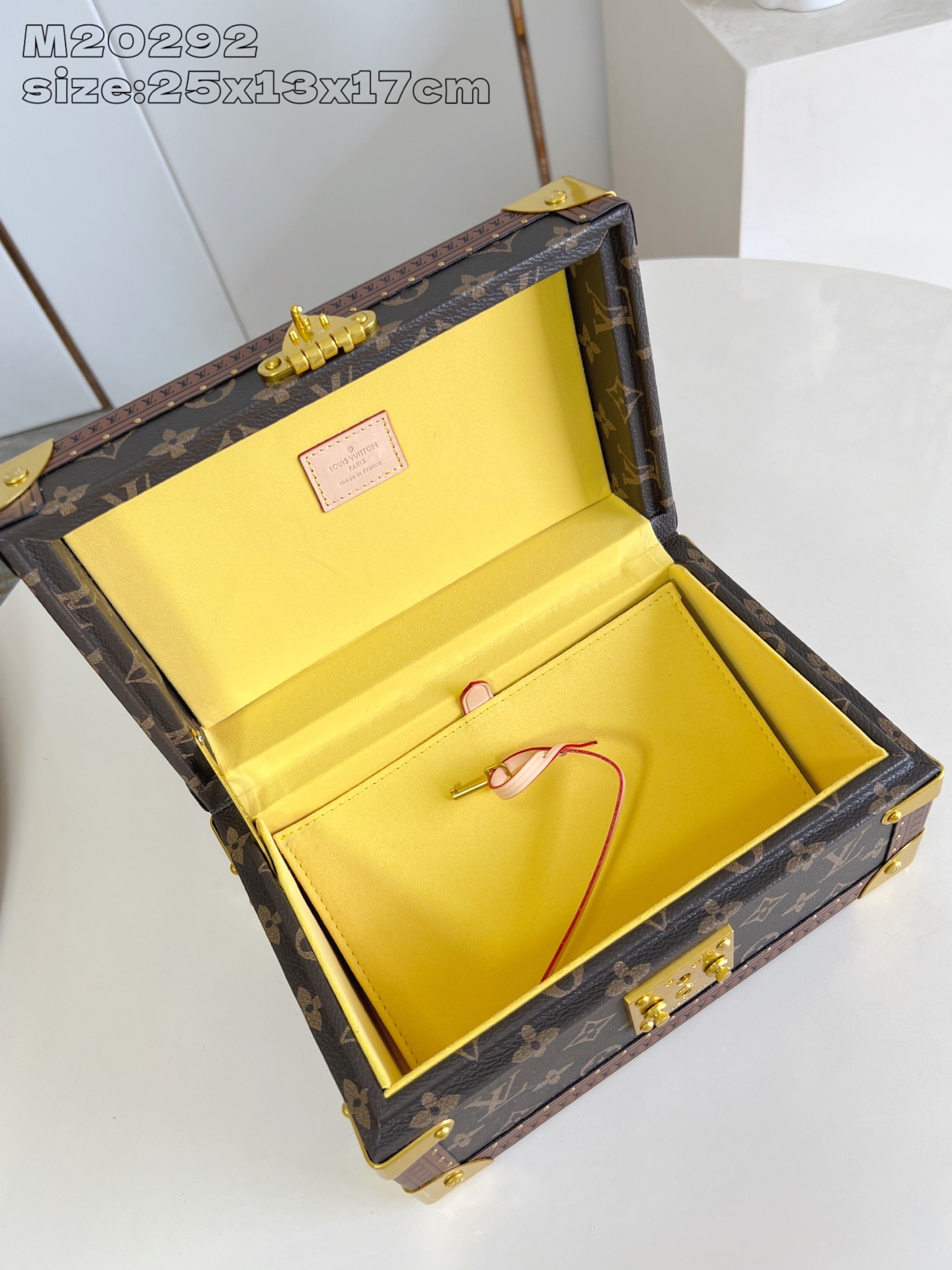 【顶级原单 M20292黄 】這款Coffret Tresor 24以色彩繽紛的Bleu Lagon襯裡