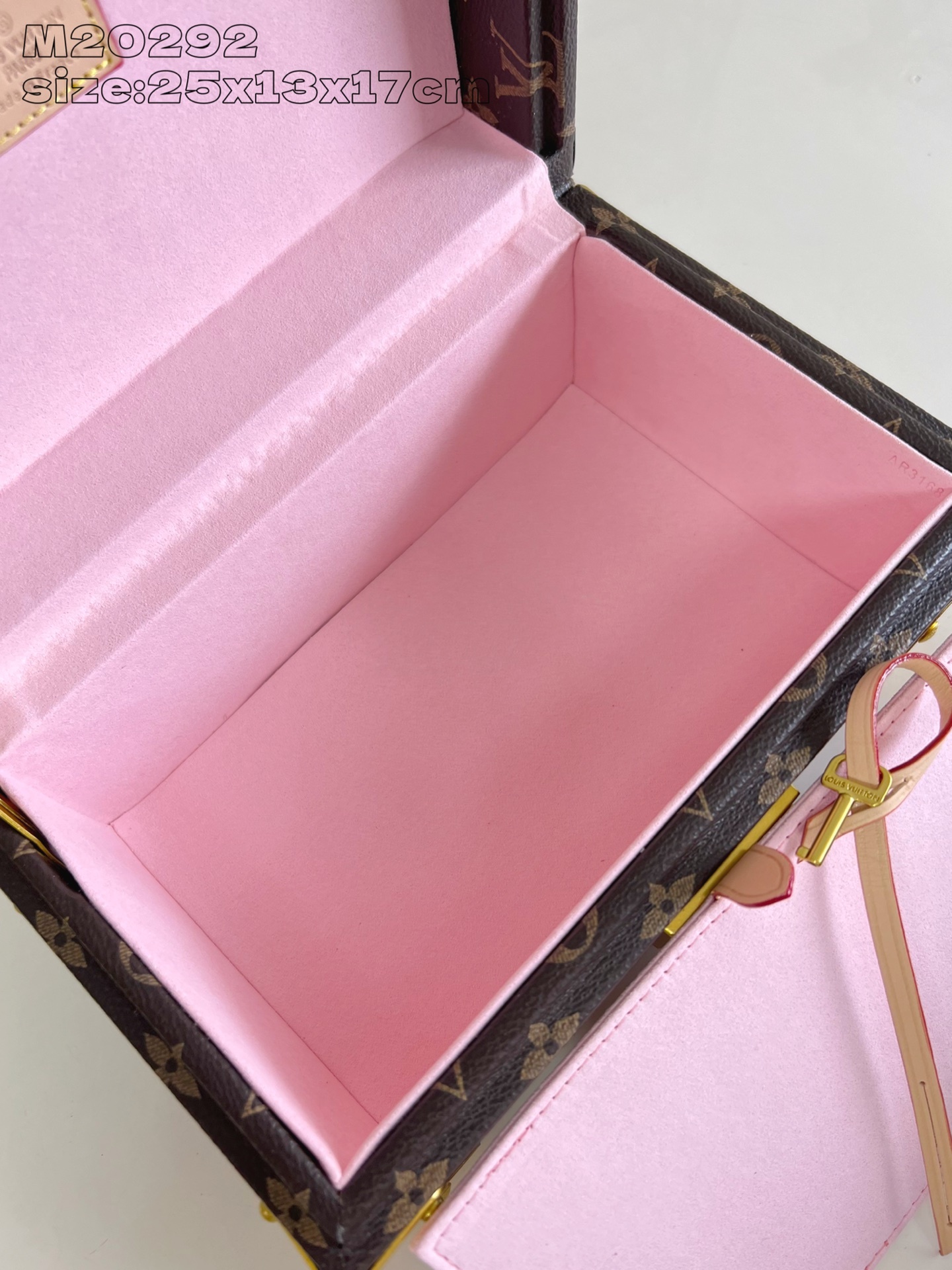 【顶级原单 M20292粉 】這款Coffret Tresor 24以色彩繽紛的Bleu Lagon襯裡