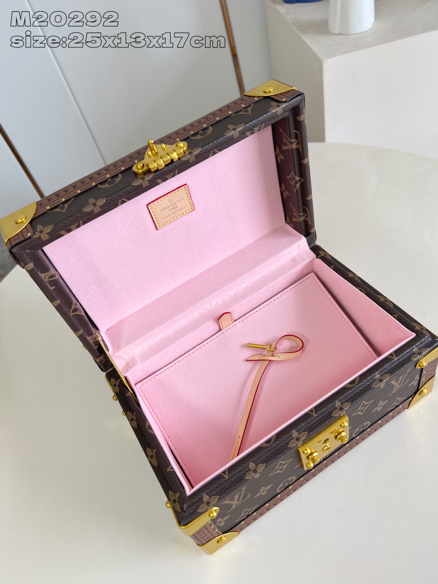 【顶级原单 M20292粉 】這款Coffret Tresor 24以色彩繽紛的Bleu Lagon襯裡