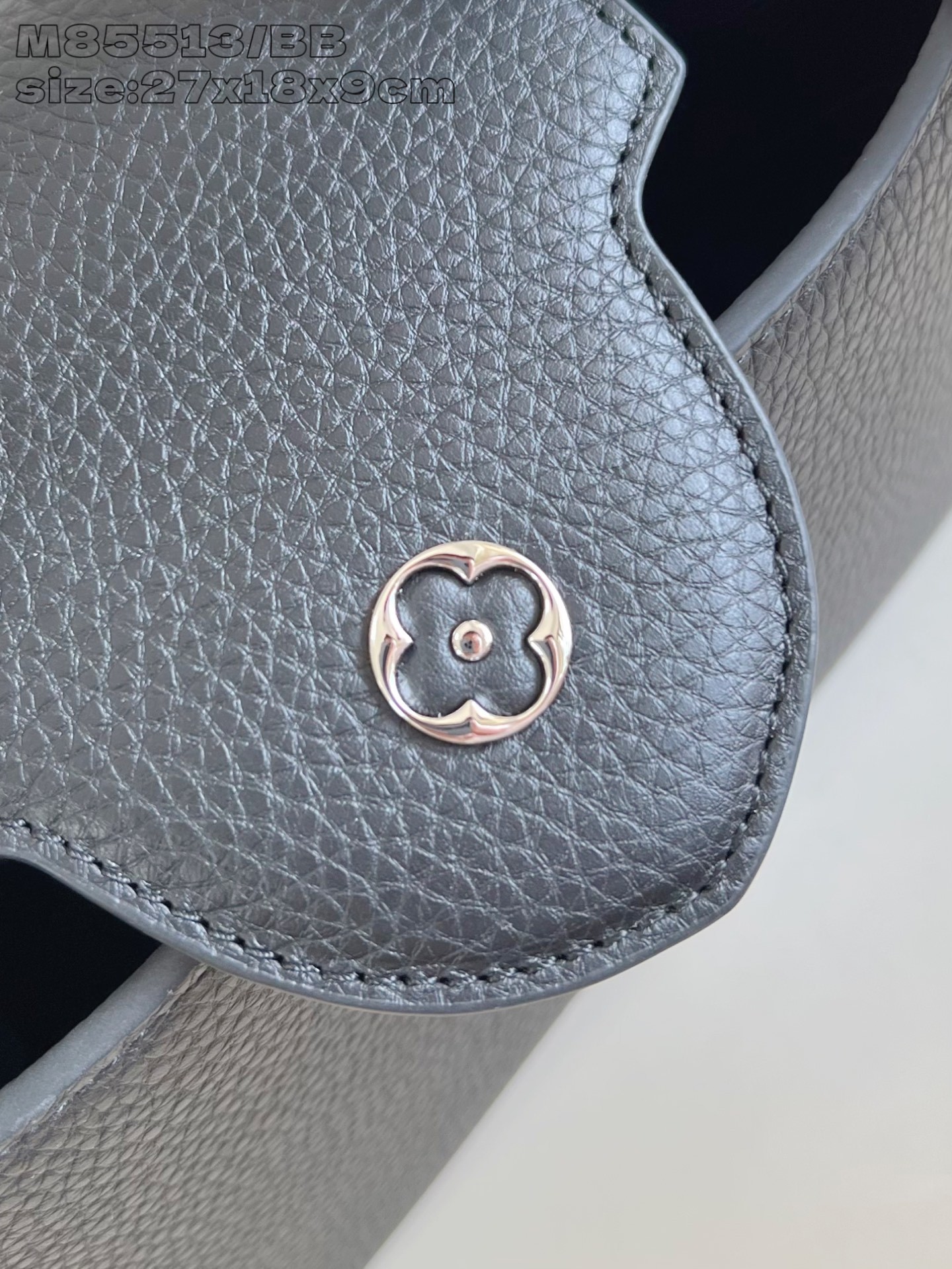 【顶级原单 M85513黑/小号】 本款 Capucines BB手袋取材深染 Taurillon 皮革