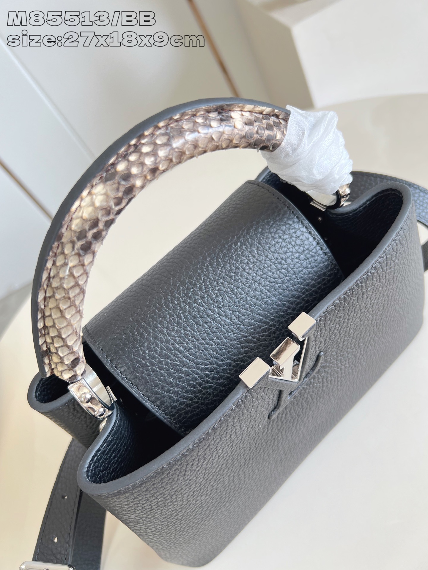 【顶级原单 M85513黑/小号】 本款 Capucines BB手袋取材深染 Taurillon 皮革