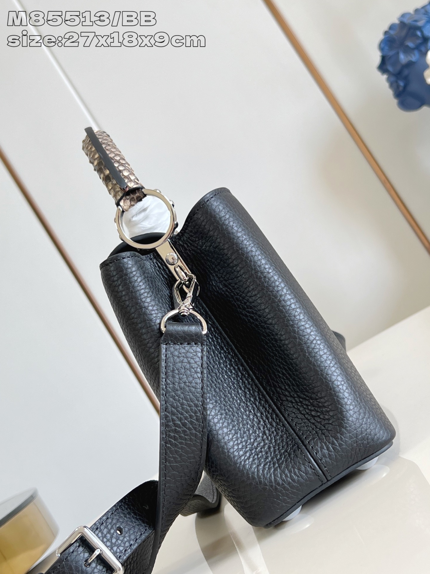 【顶级原单 M85513黑/小号】 本款 Capucines BB手袋取材深染 Taurillon 皮革