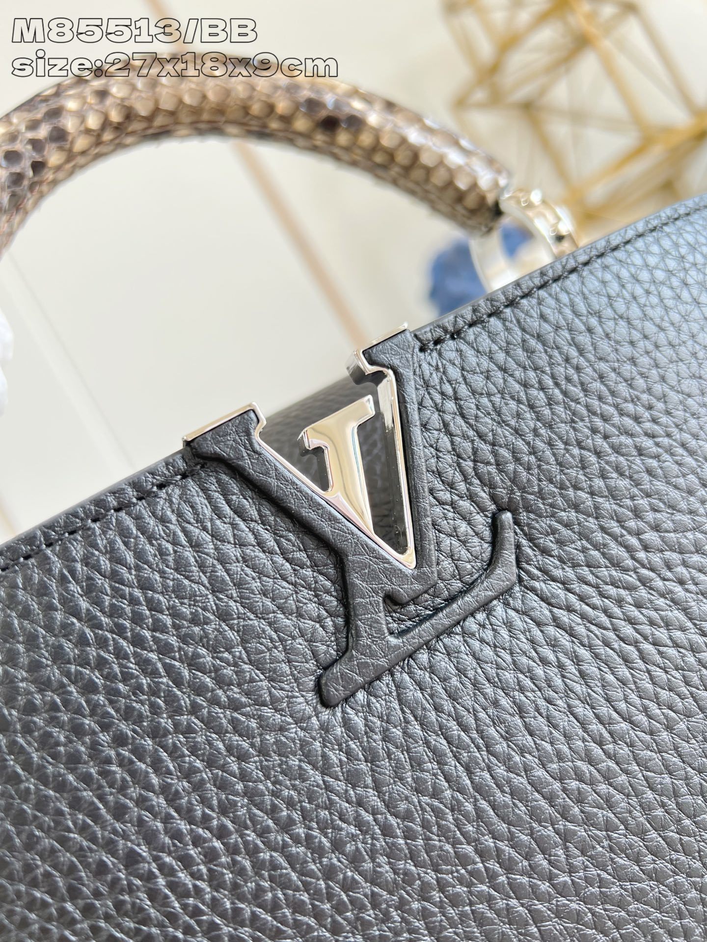 【顶级原单 M85513黑/小号】 本款 Capucines BB手袋取材深染 Taurillon 皮革