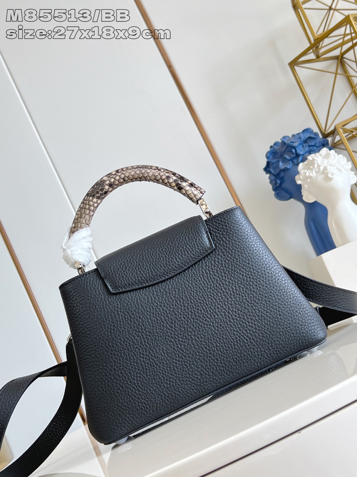 【顶级原单 M85513黑/小号】 本款 Capucines BB手袋取材深染 Taurillon 皮革