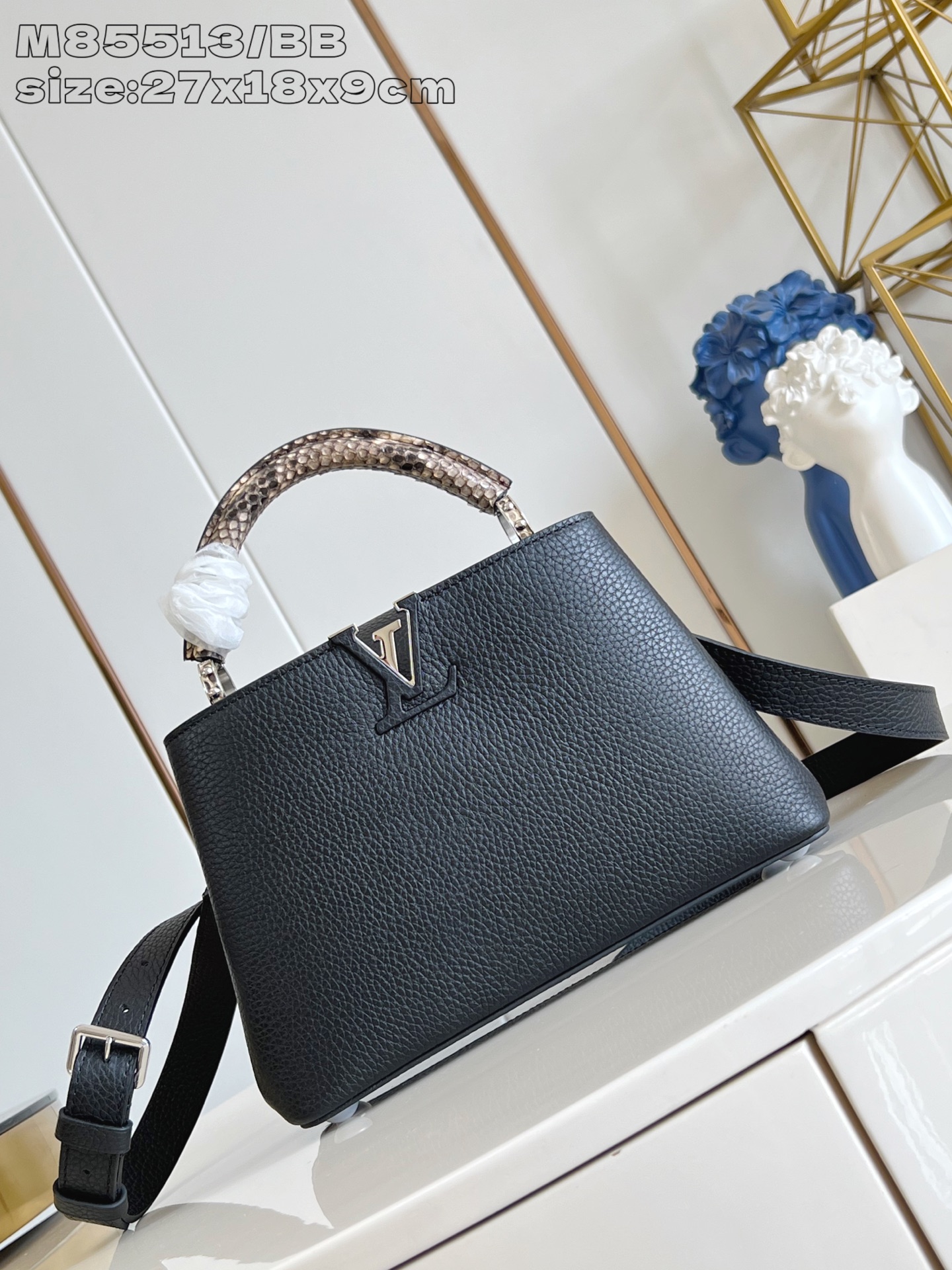 【顶级原单 M85513黑/小号】 本款 Capucines BB手袋取材深染 Taurillon 皮革