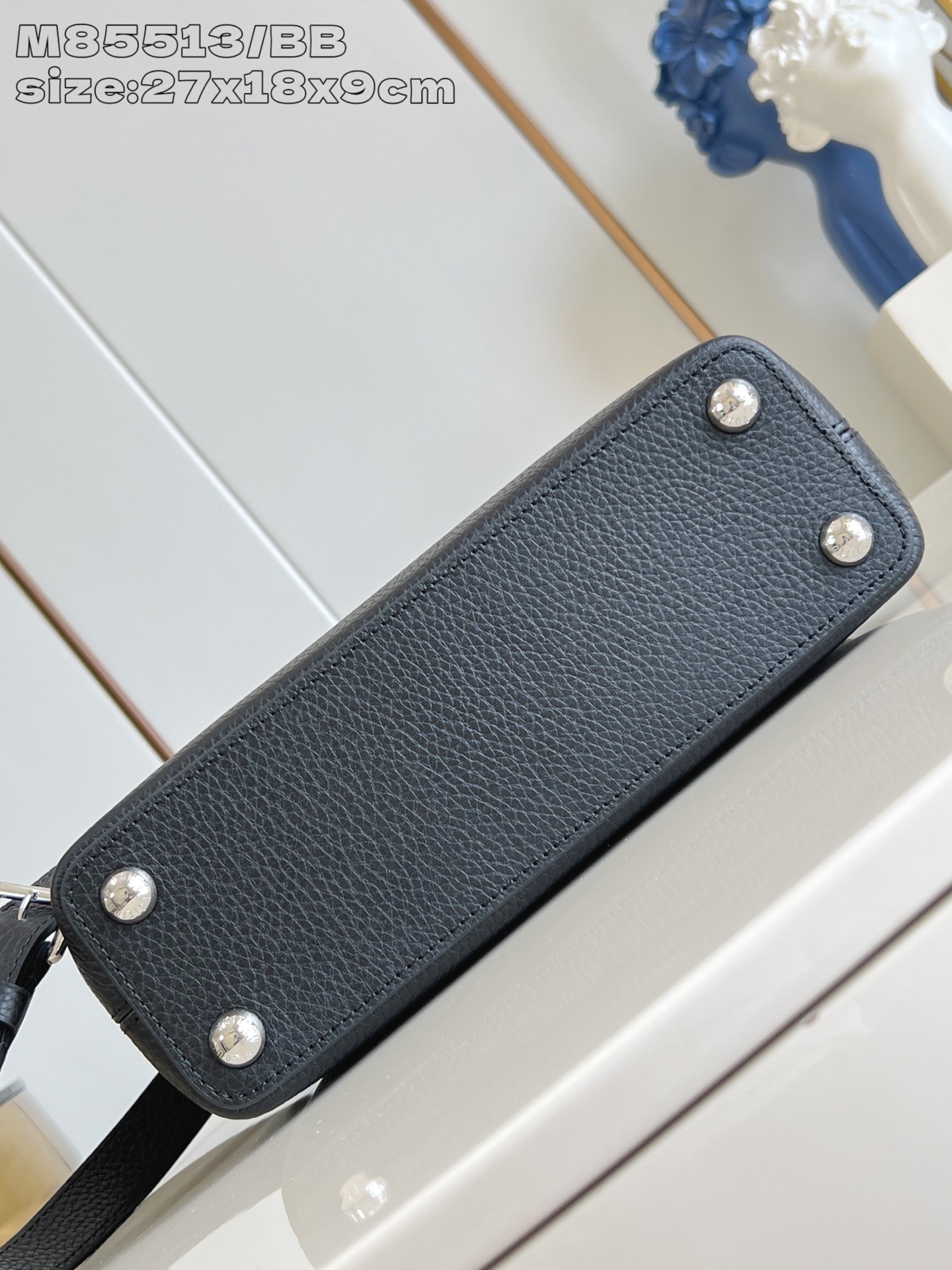 【顶级原单 M85513黑/小号】 本款 Capucines BB手袋取材深染 Taurillon 皮革