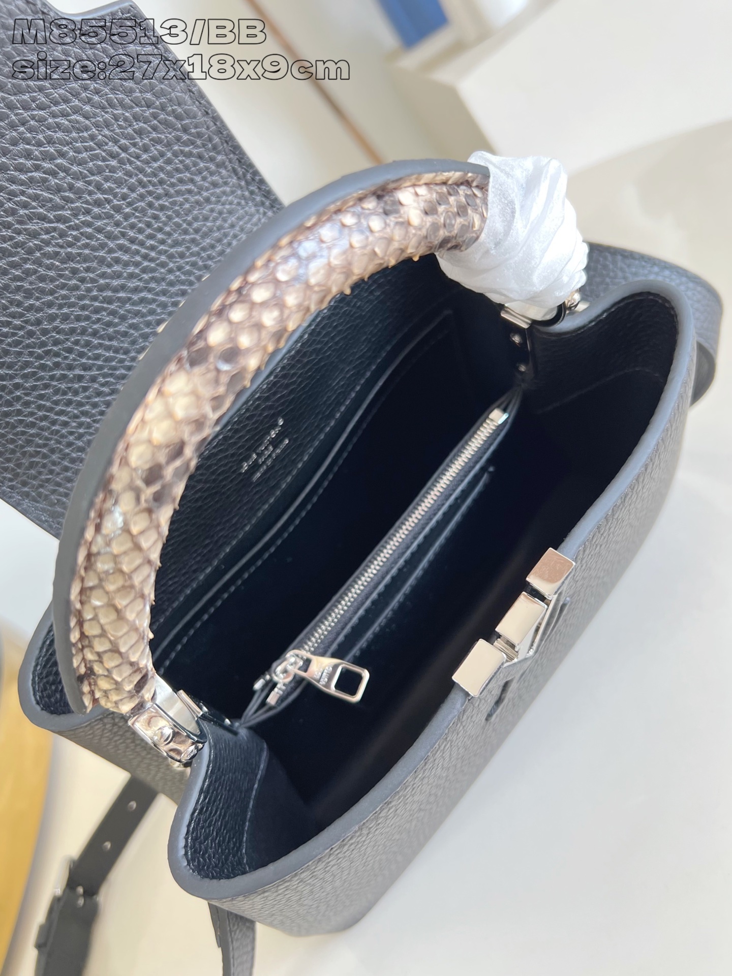 【顶级原单 M85513黑/小号】 本款 Capucines BB手袋取材深染 Taurillon 皮革