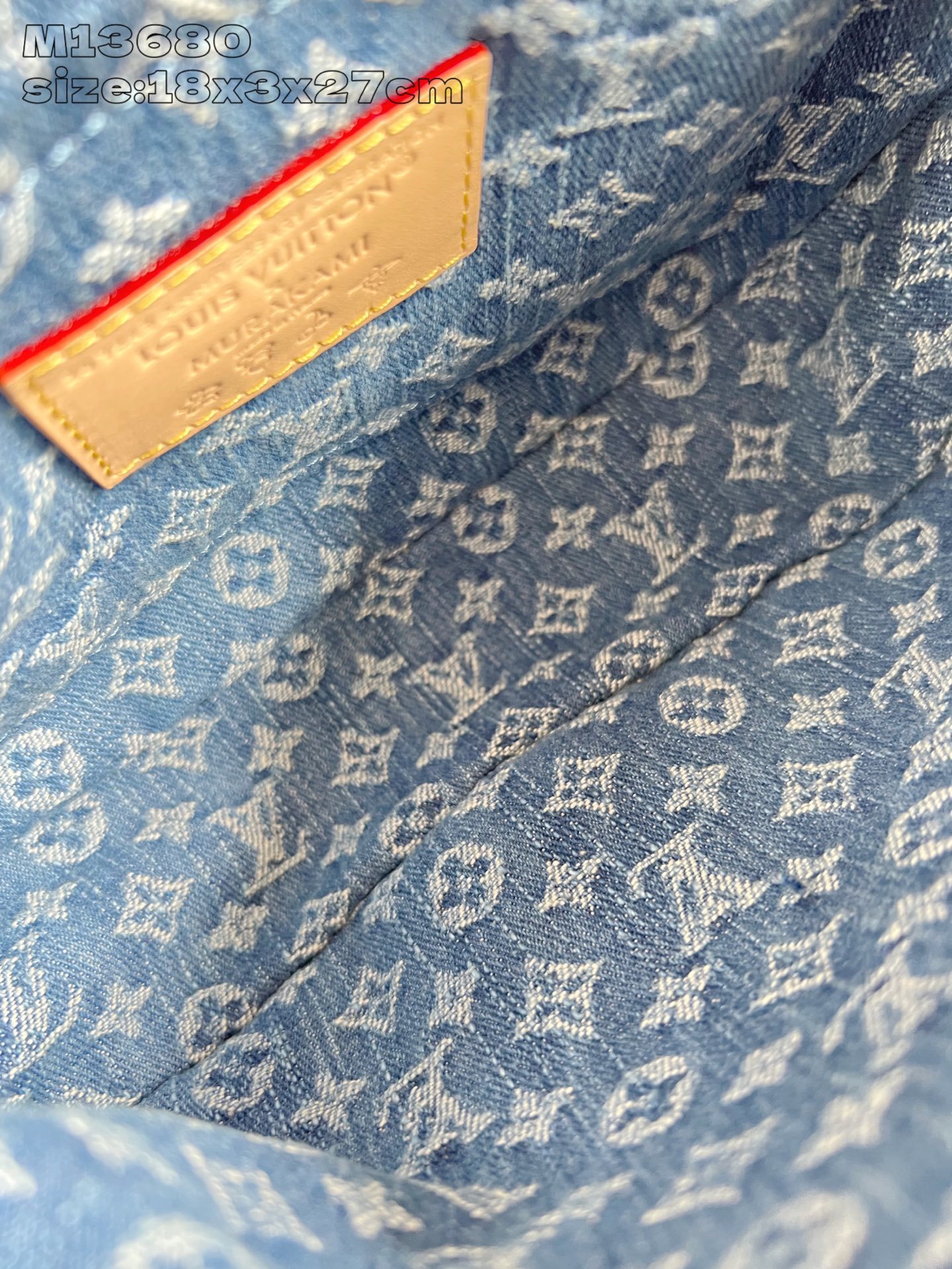 【顶级原单 M13680/对版】本款 Sunset 手袋取材 Monogram 丹宁布,以复古笔触塑造圆